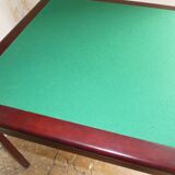 Table de jeu couleur acajou avec tapis en vert
