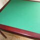 Table de jeu couleur acajou avec tapis en vert