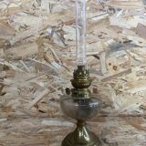 Ancienne lampe pétrole piédestal laiton & corps verre