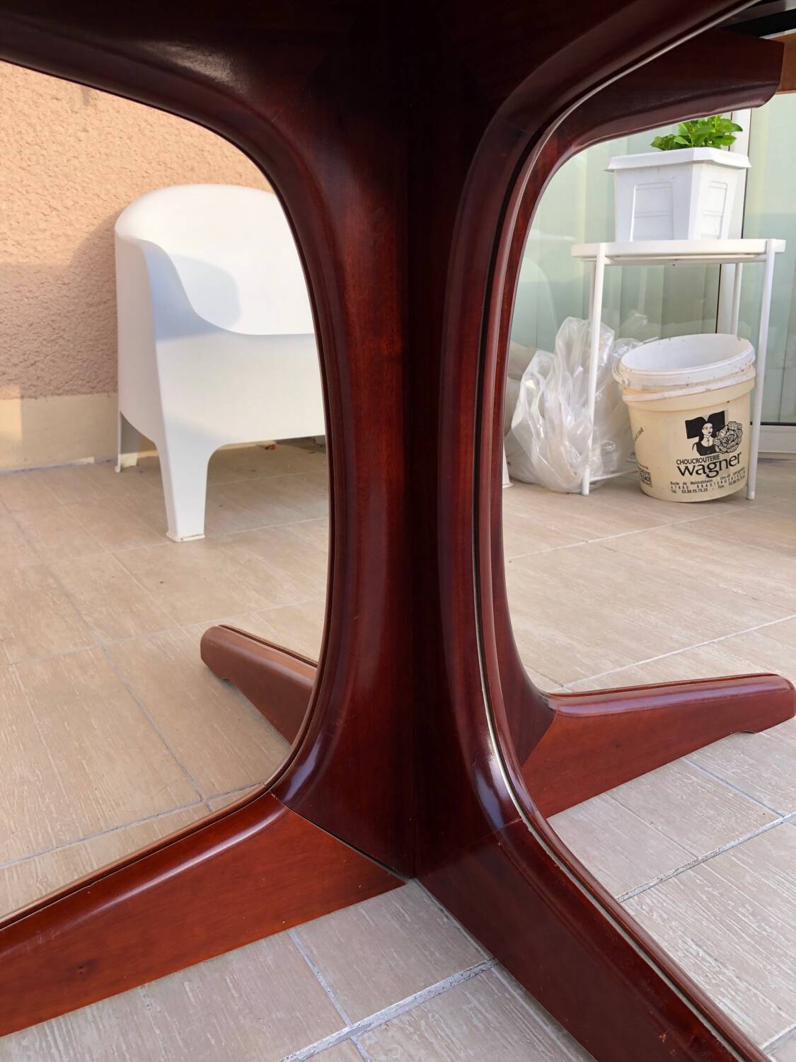 Baumann extendable round table