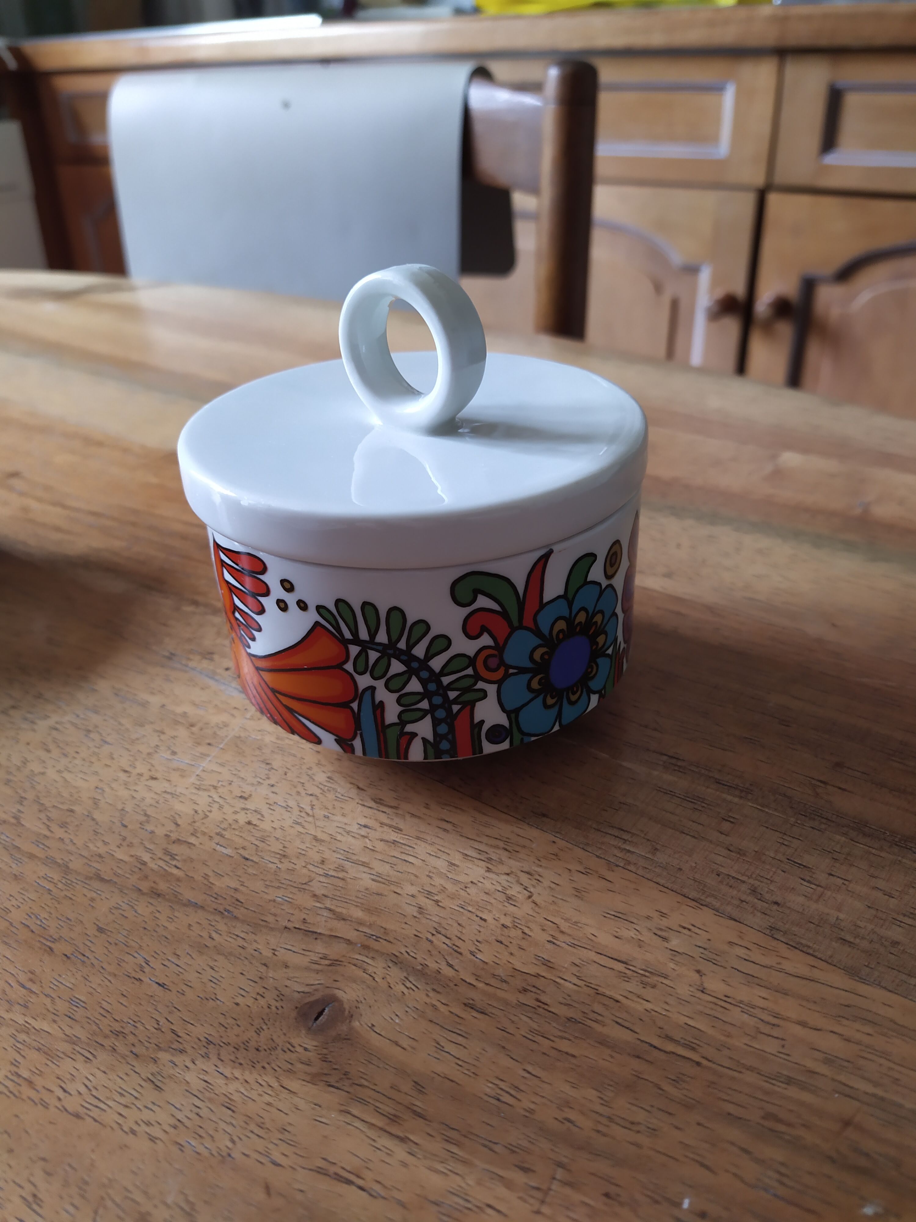 Milk jug, sugar bowl on Acapulco plate from Villeroy and Boch