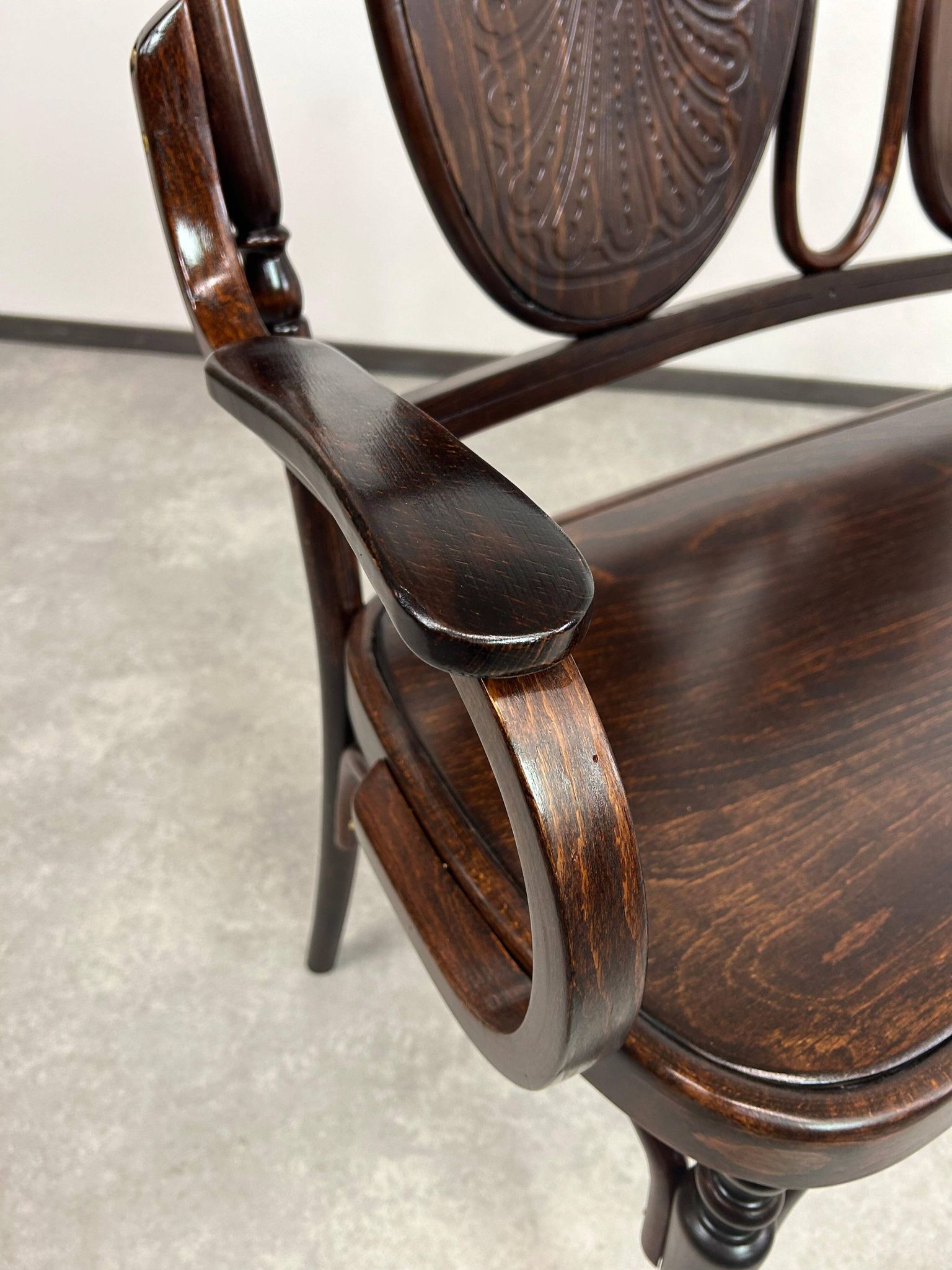 Curved bench Secession by Thonet Mundus