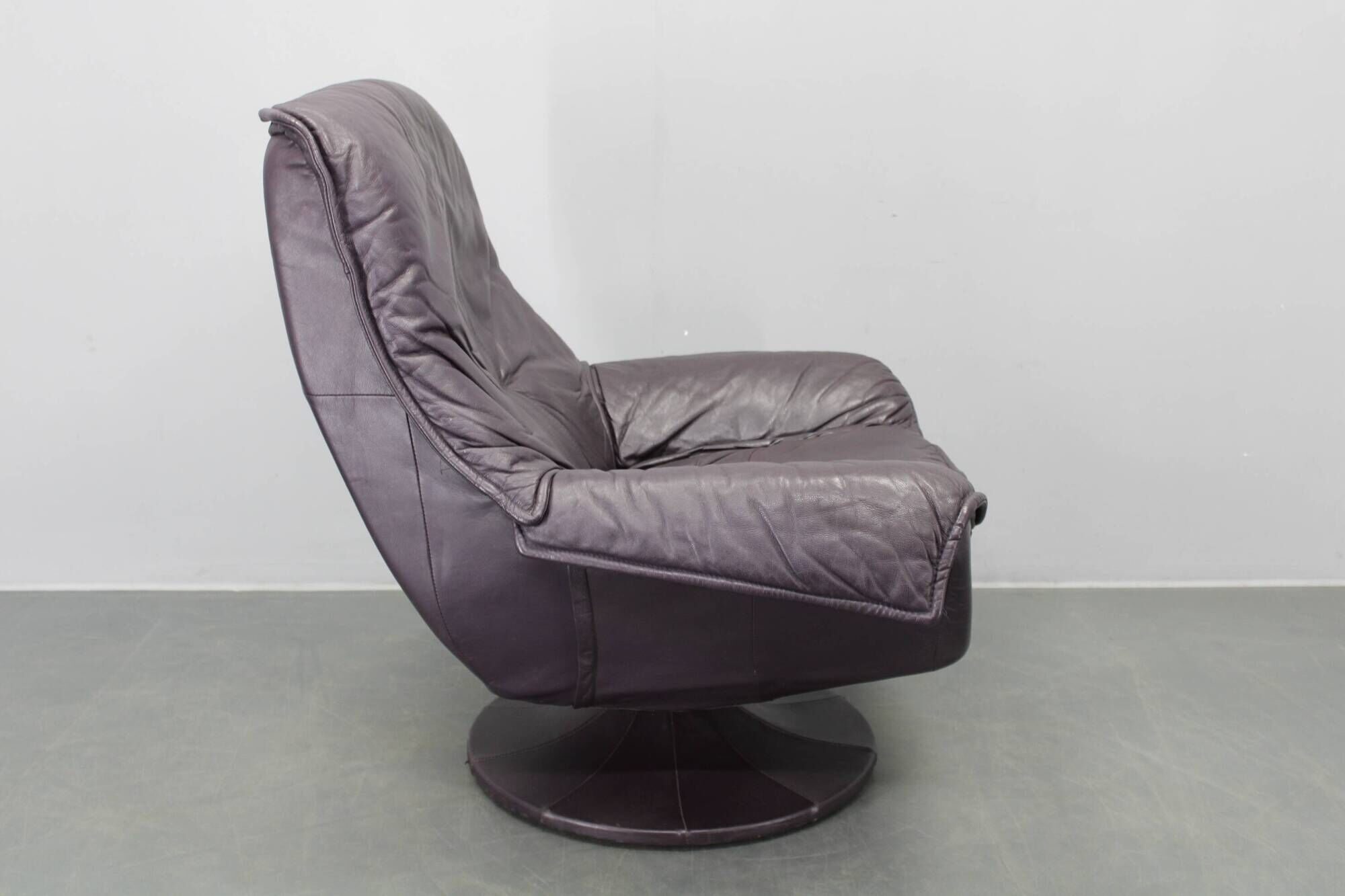 Italian dark purple leather swivel lounge chair, 1980s