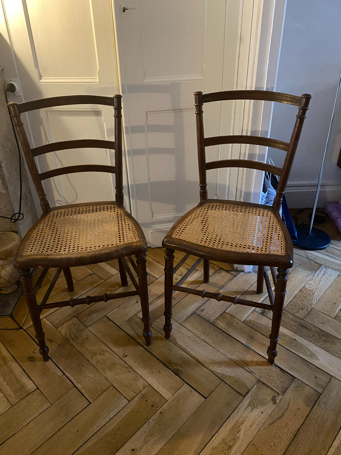 2 chaises d'appoint Napoléon III en noyer et cannage parfait –