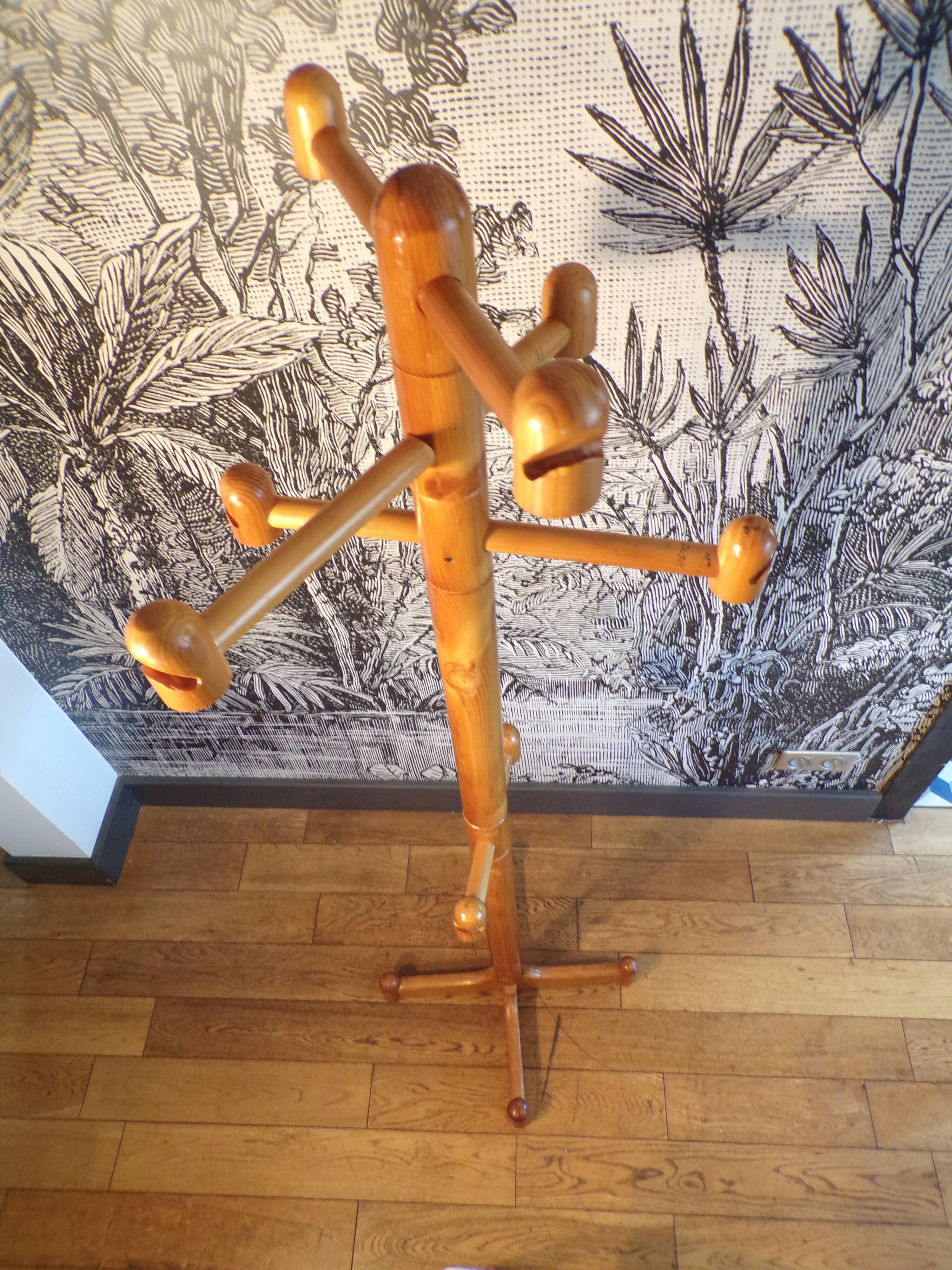 Parrot coat rack in pine 1980