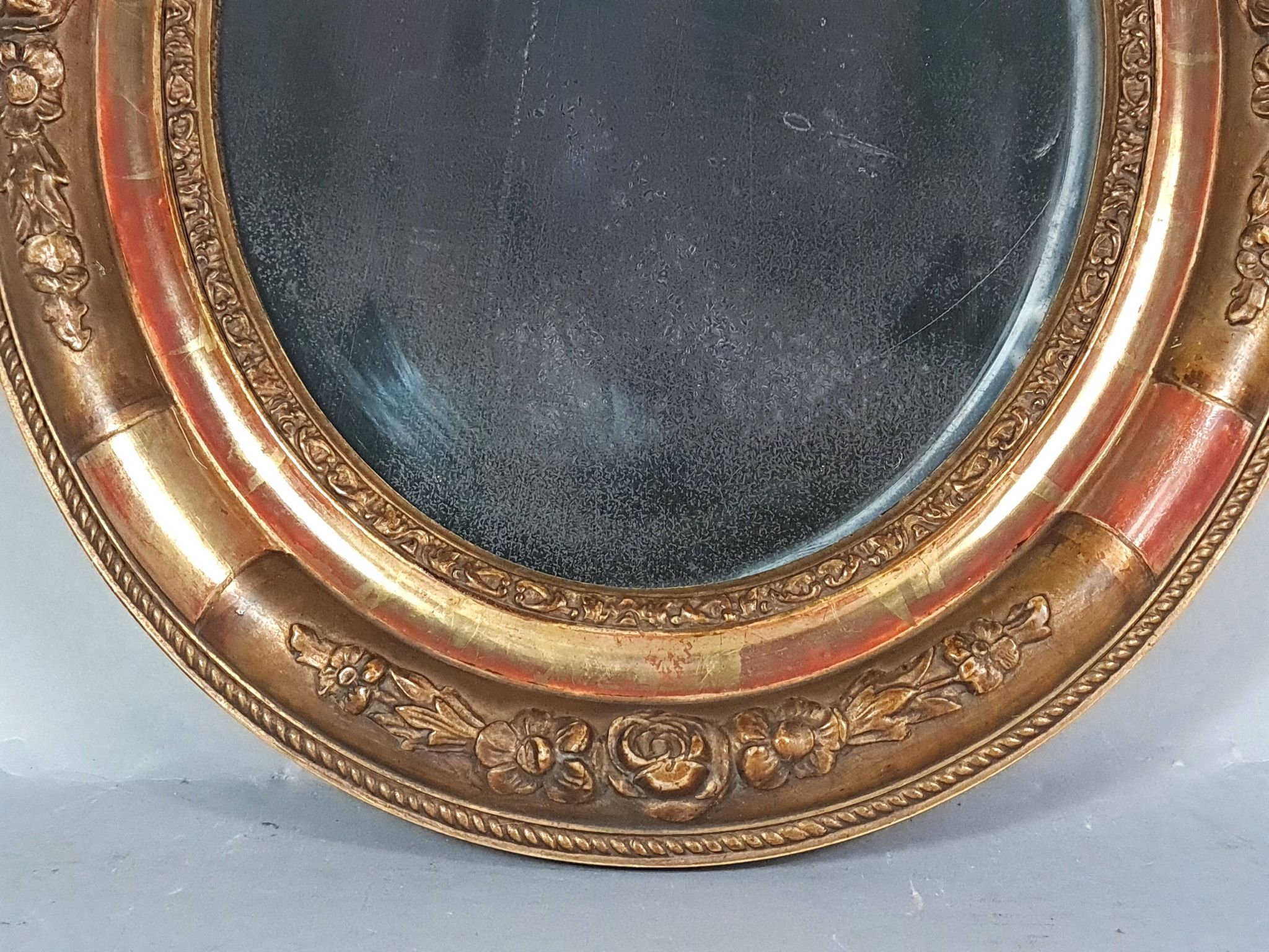 Antique oval mirror with original stucco and gilt wood frame, 37x31 cm. Beautiful patina.