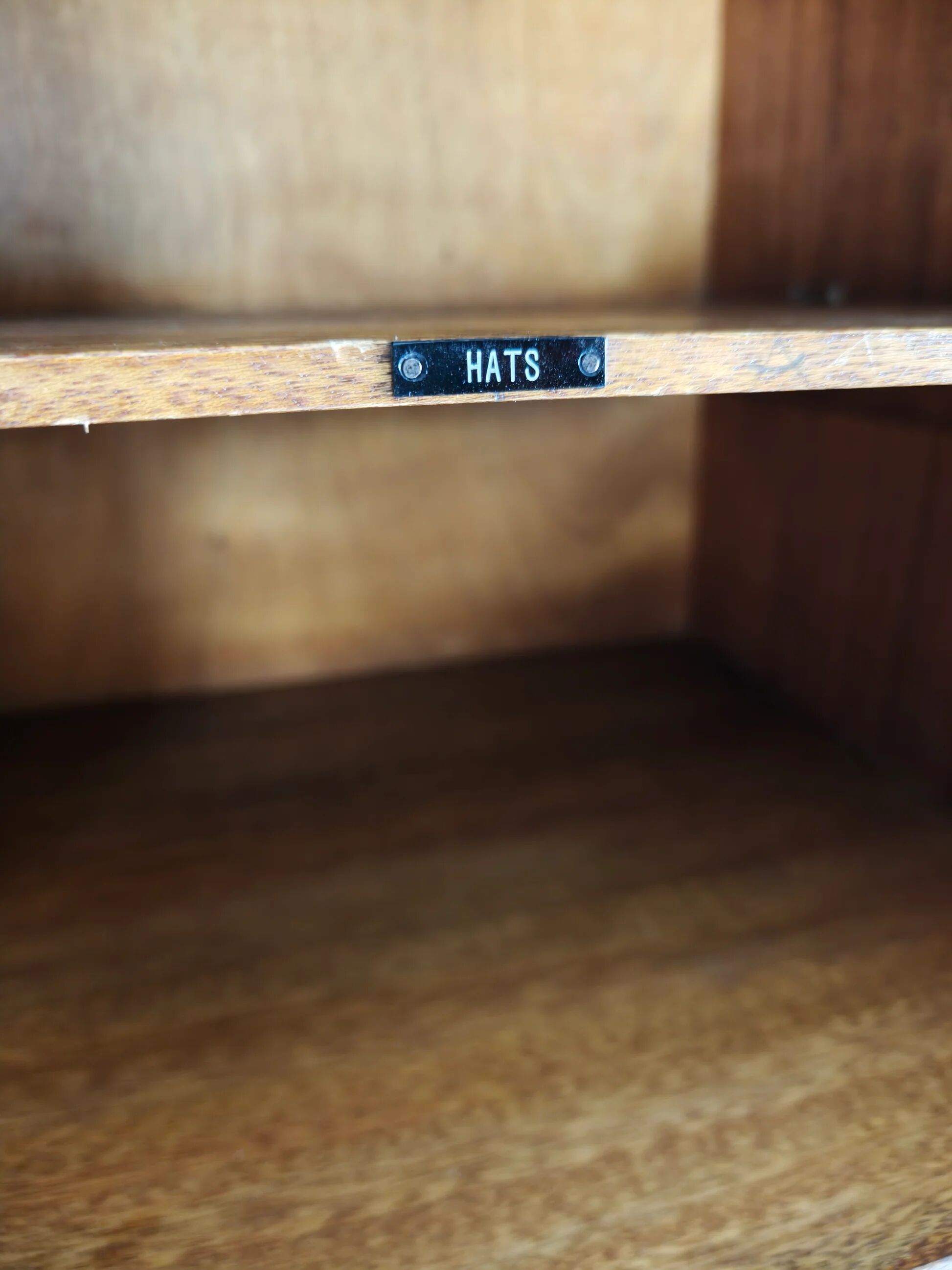 Superbe armoire anglaise Art Déco en loupe de noyer signée Waring & Gillow – vers 1900-1932