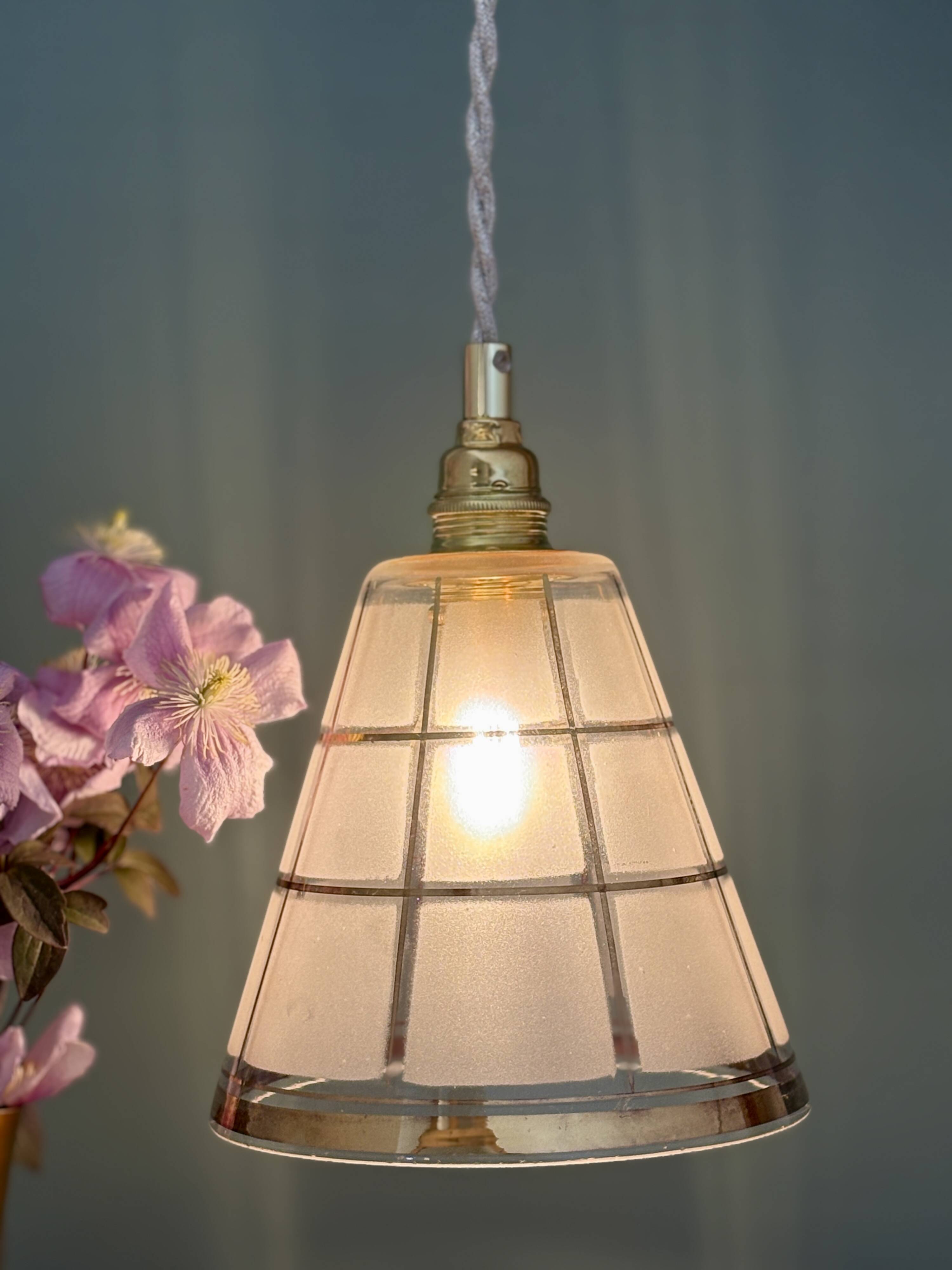 Suspension tulipe vintage en verre blanc et or