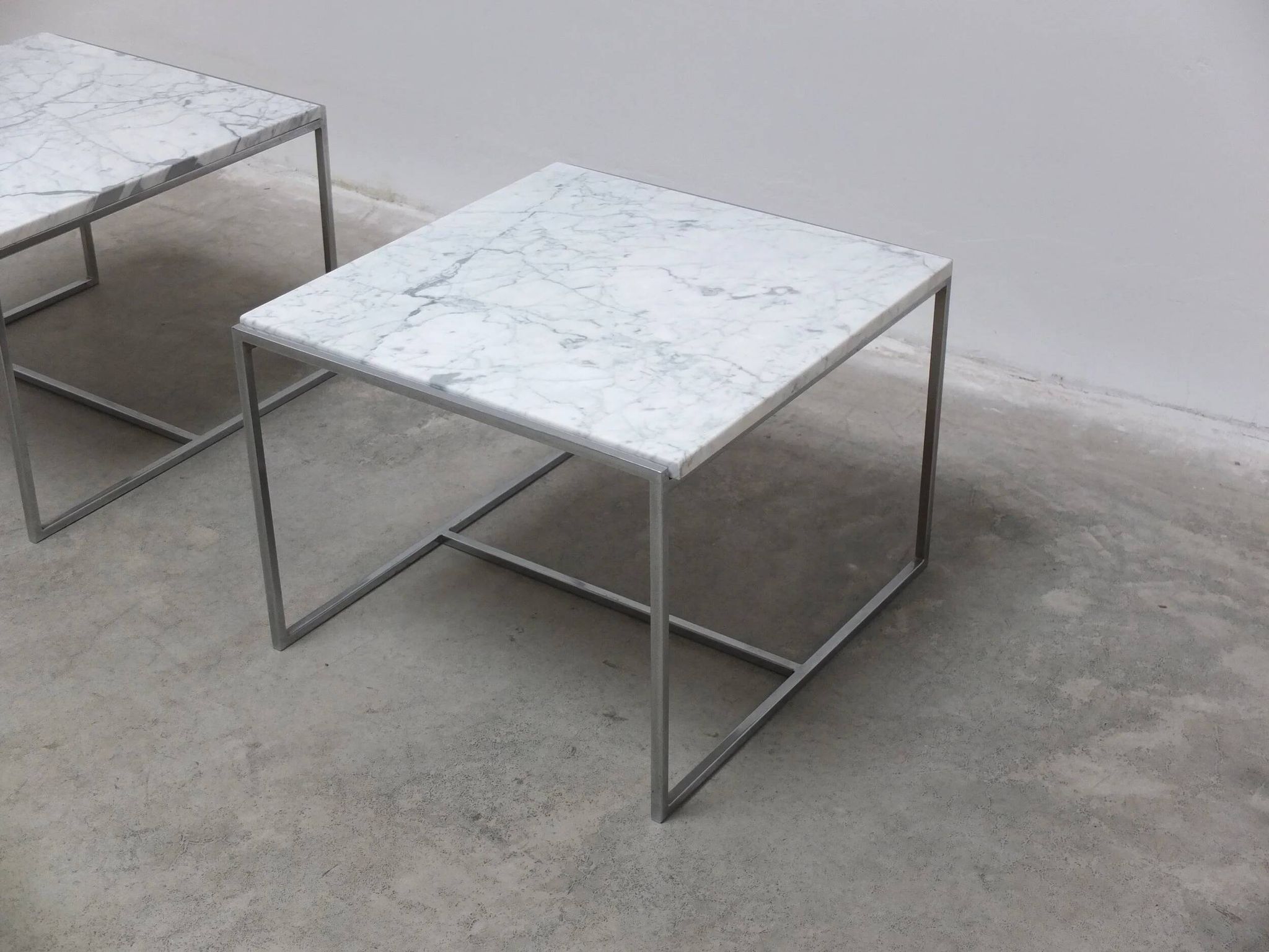 Paire de tables basses ou de tables d'appoint en marbre de Carrare et chrome, années 1970.