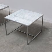 Paire de tables basses ou de tables d'appoint en marbre de Carrare et chrome, années 1970.