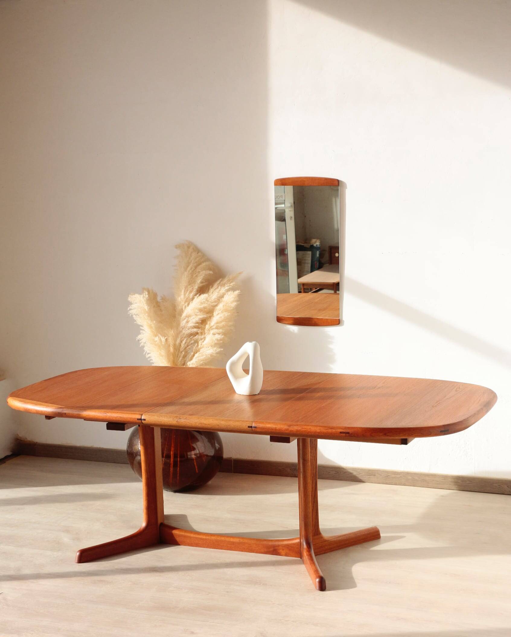 Vintage Dyrlund dining table in teak – the excellence of Danish design.