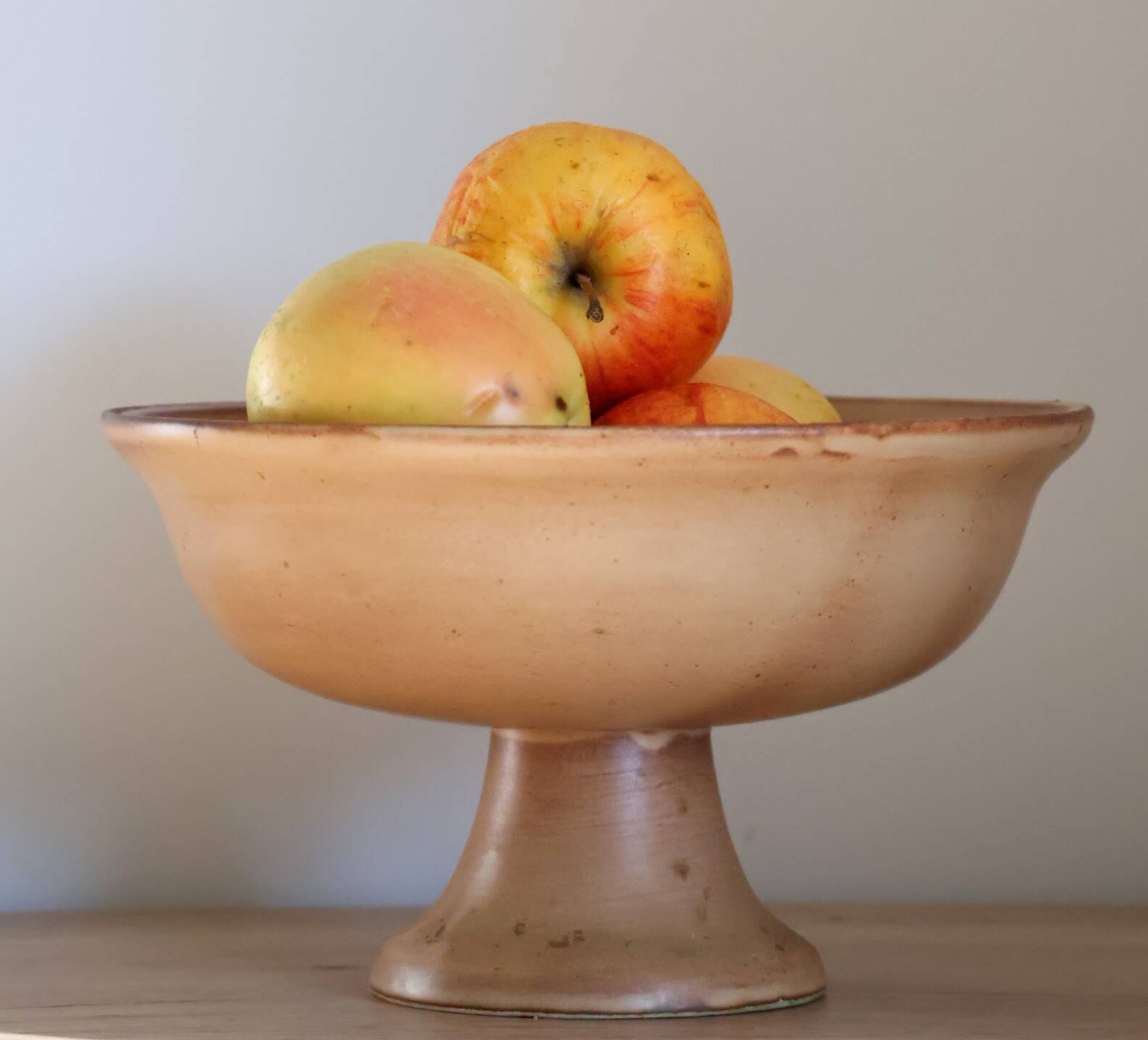 Compotier or fruit bowl on round terracotta base