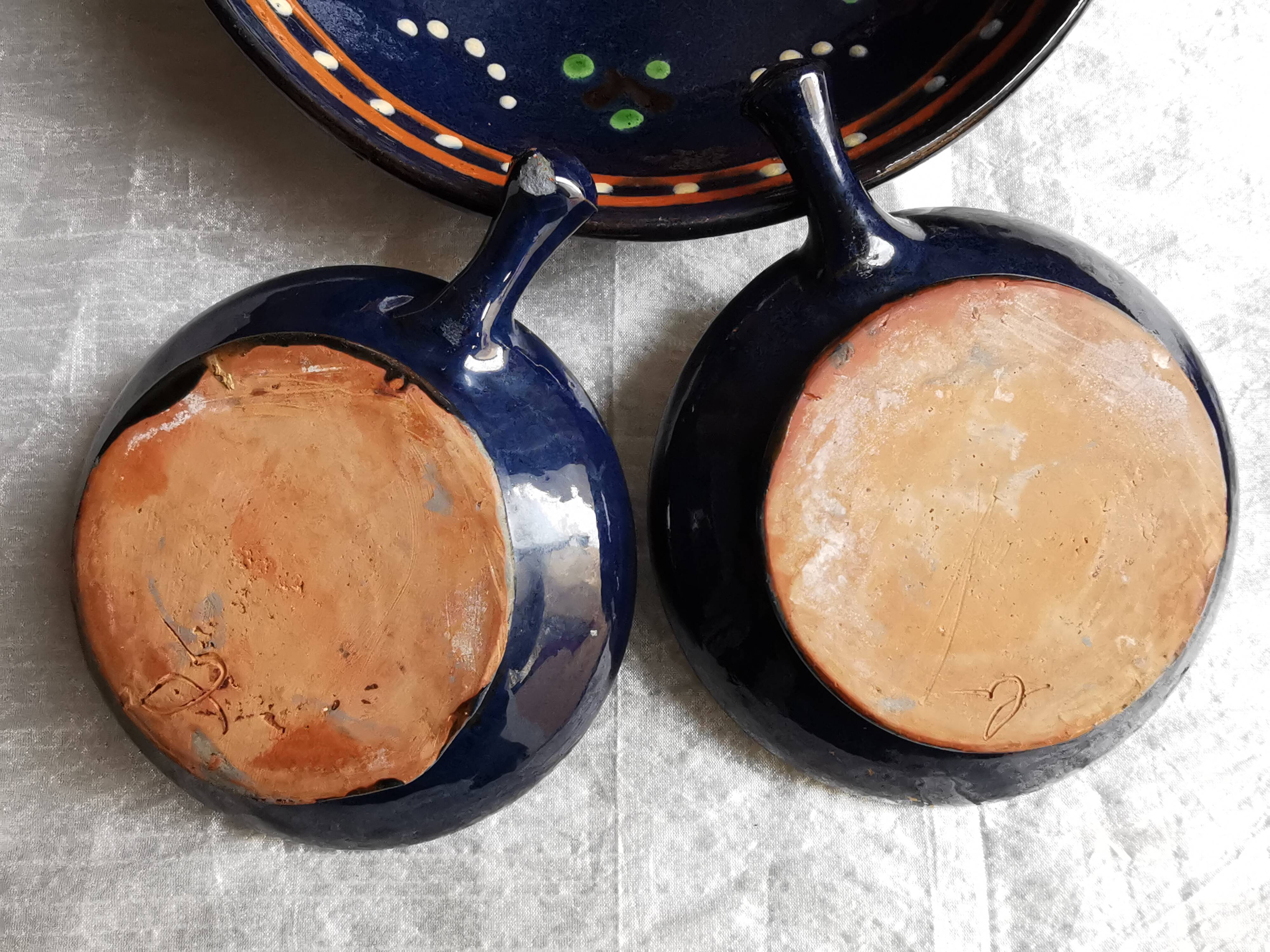 Vintage poelon and 6 cups