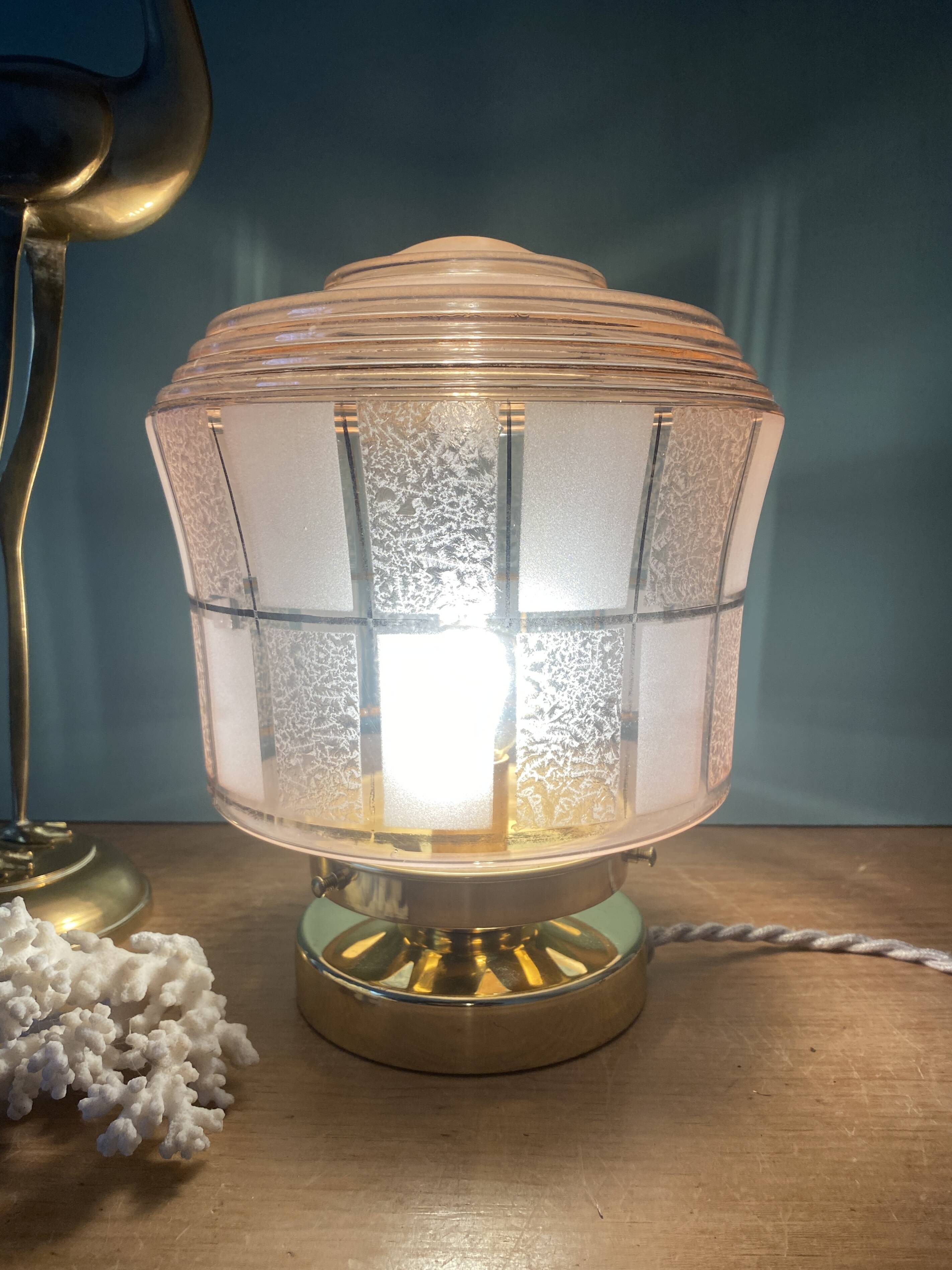 Lampe à poser globe vintage art déco en verre rose et doré