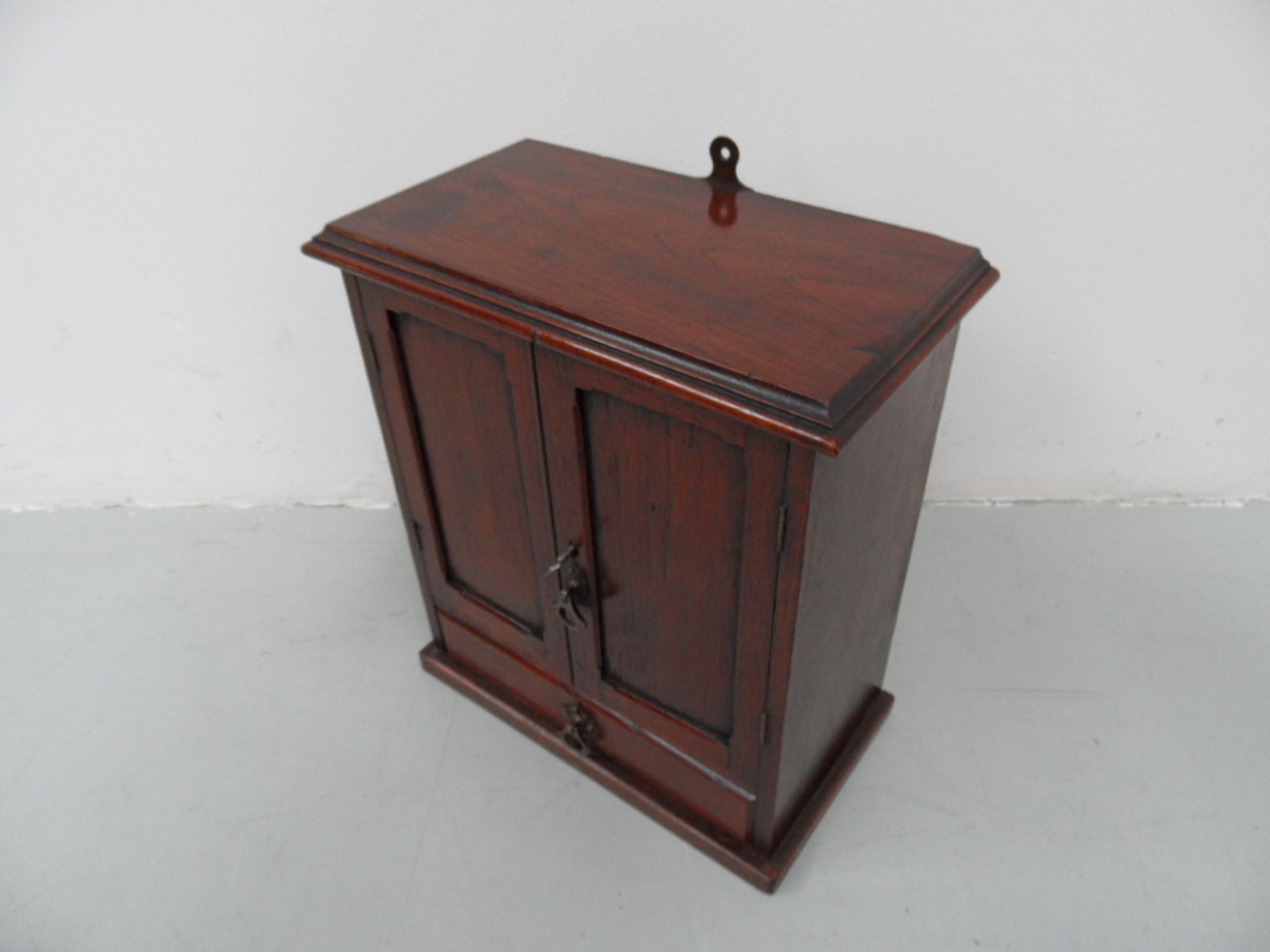 Armoire à bijoux en acajou ancien
