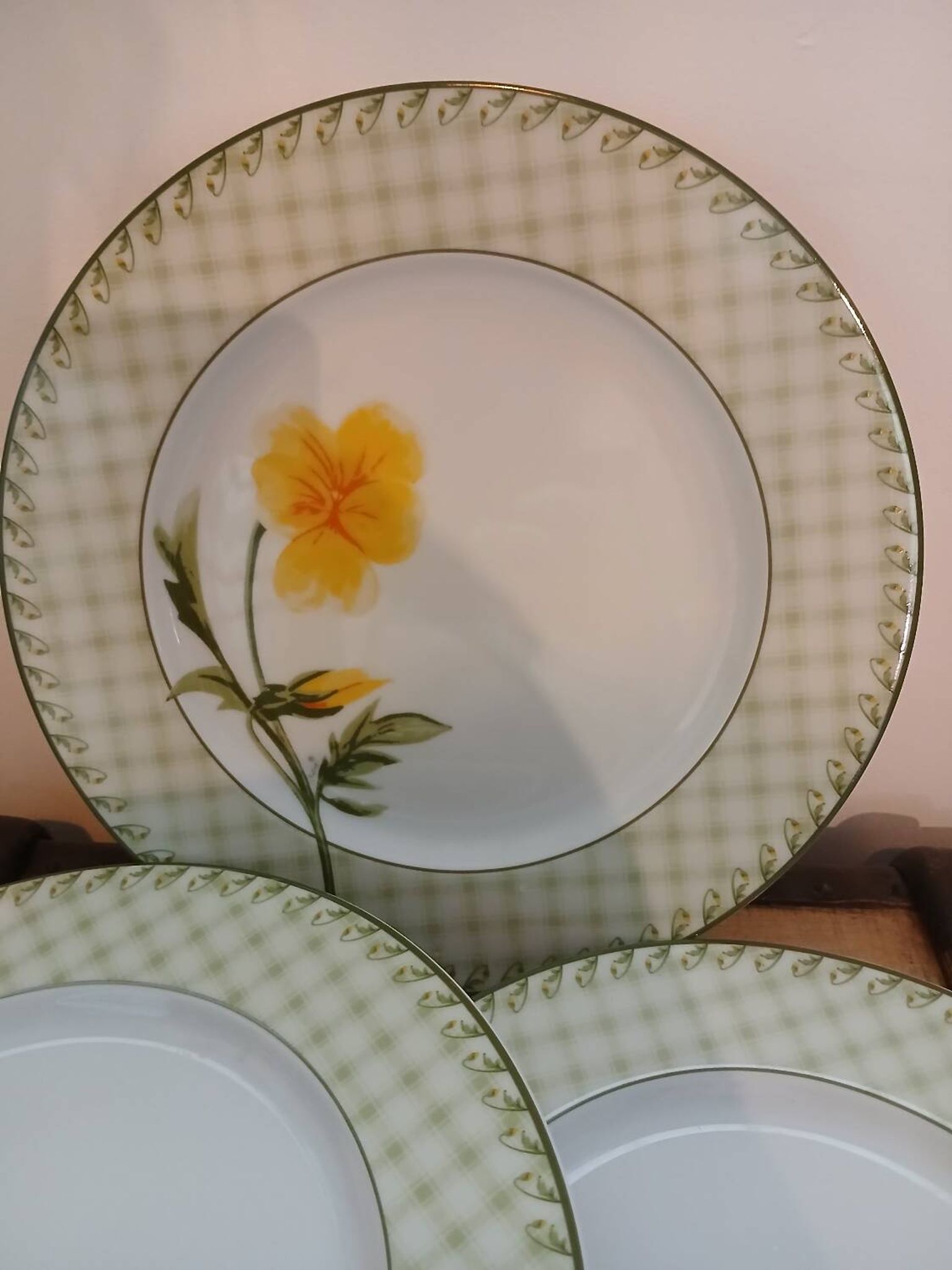 4 assiettes en porcelaine vintages