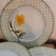 4 assiettes en porcelaine vintages