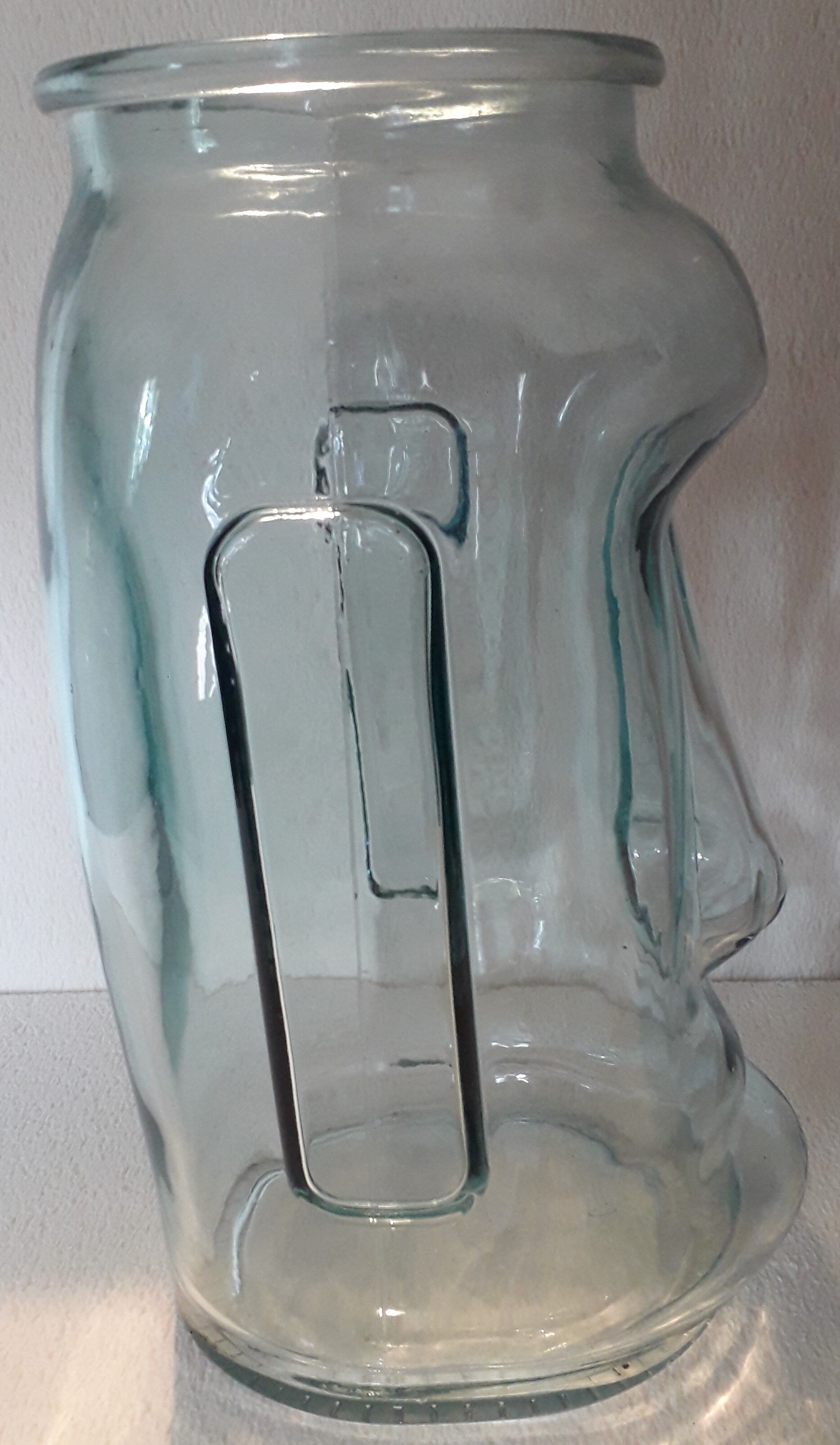Vase moaï en verre transparent bleuté