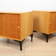 Paire de tables de chevet vintage des années 50 avec des portes coulissantes en chêne.
