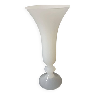 Vase soliflore en opaline blanche