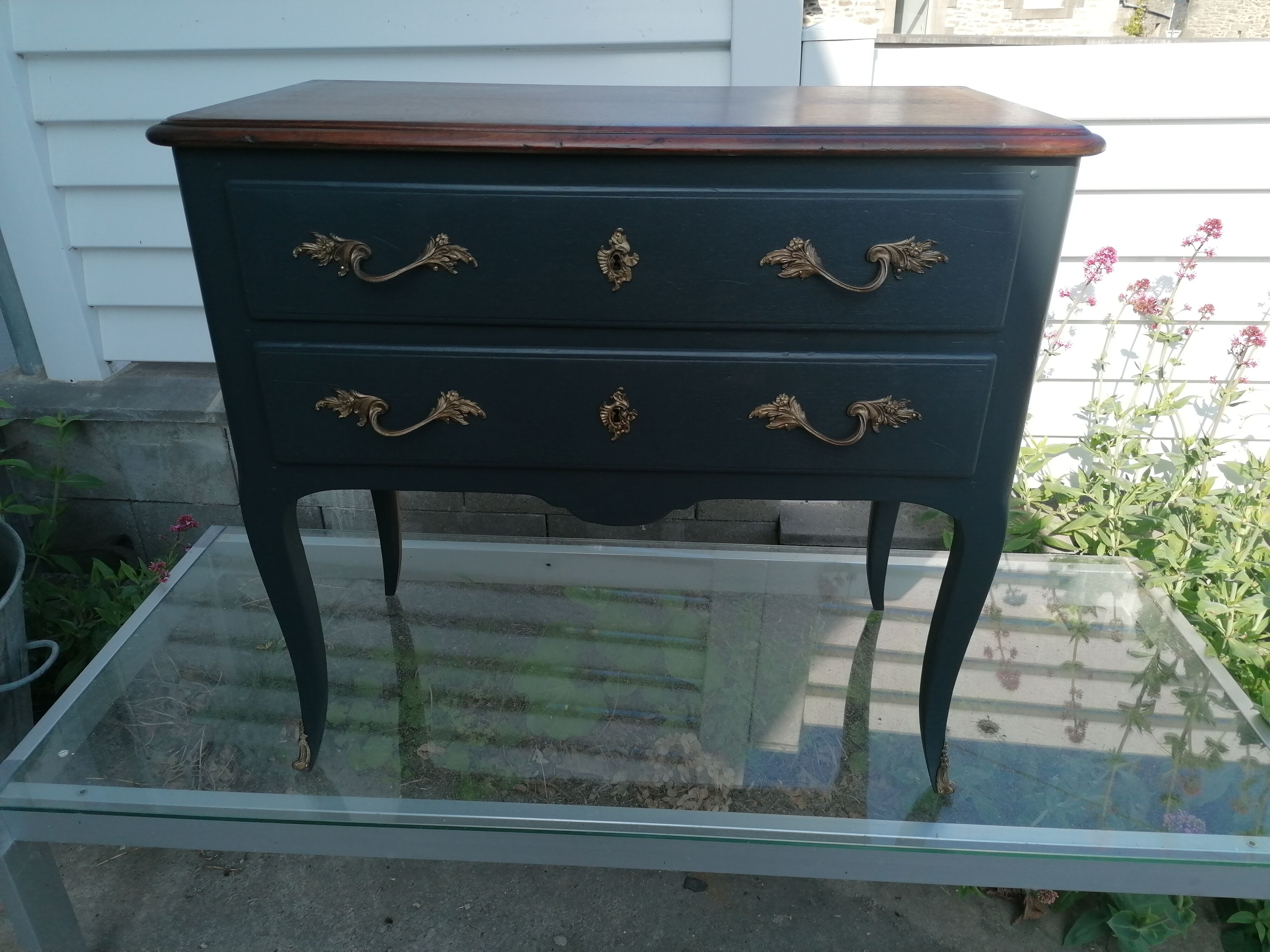 Jumping chest of drawers