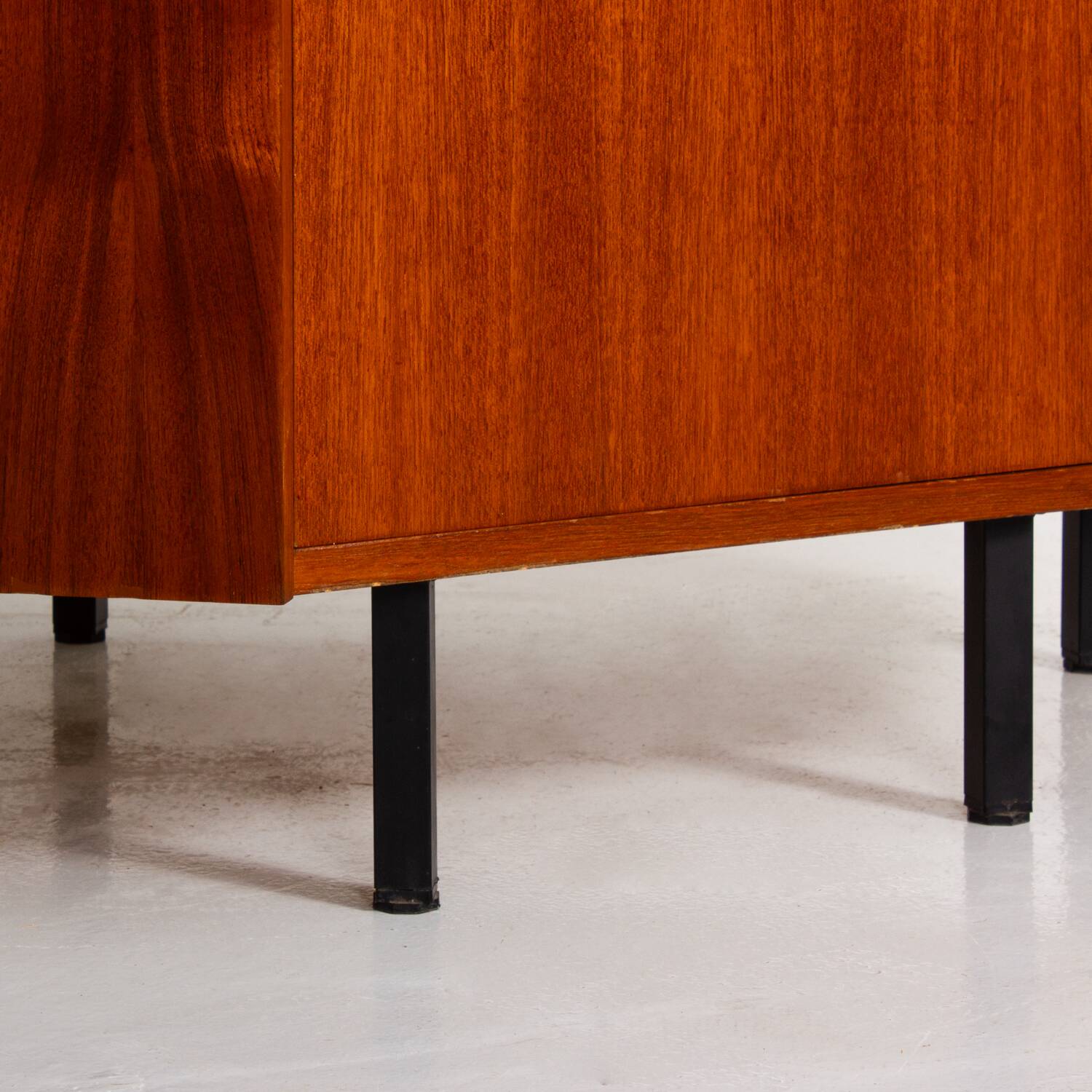 Meuble d'angle vintage en teck sur pieds métal