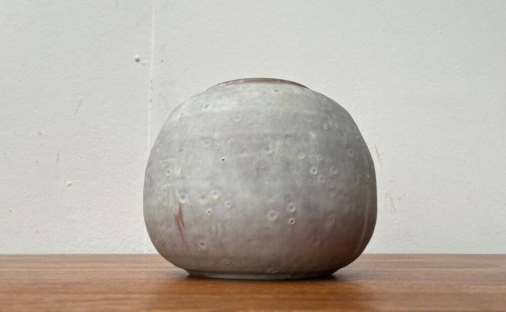 Minimalist vase from a German workshop from the mid-century by Lu and Gerd Grove, 1961.