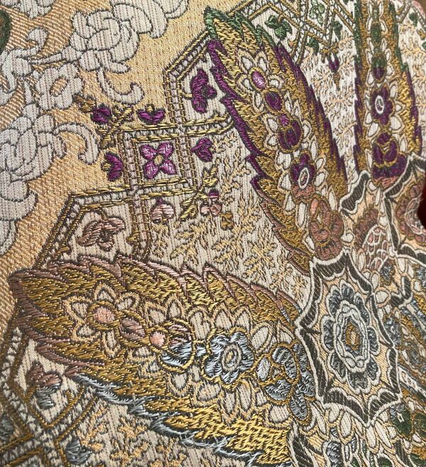 Nappe en soie d’Alger époque début XXe motifs floraux rehaussés de fils dorés, fait main