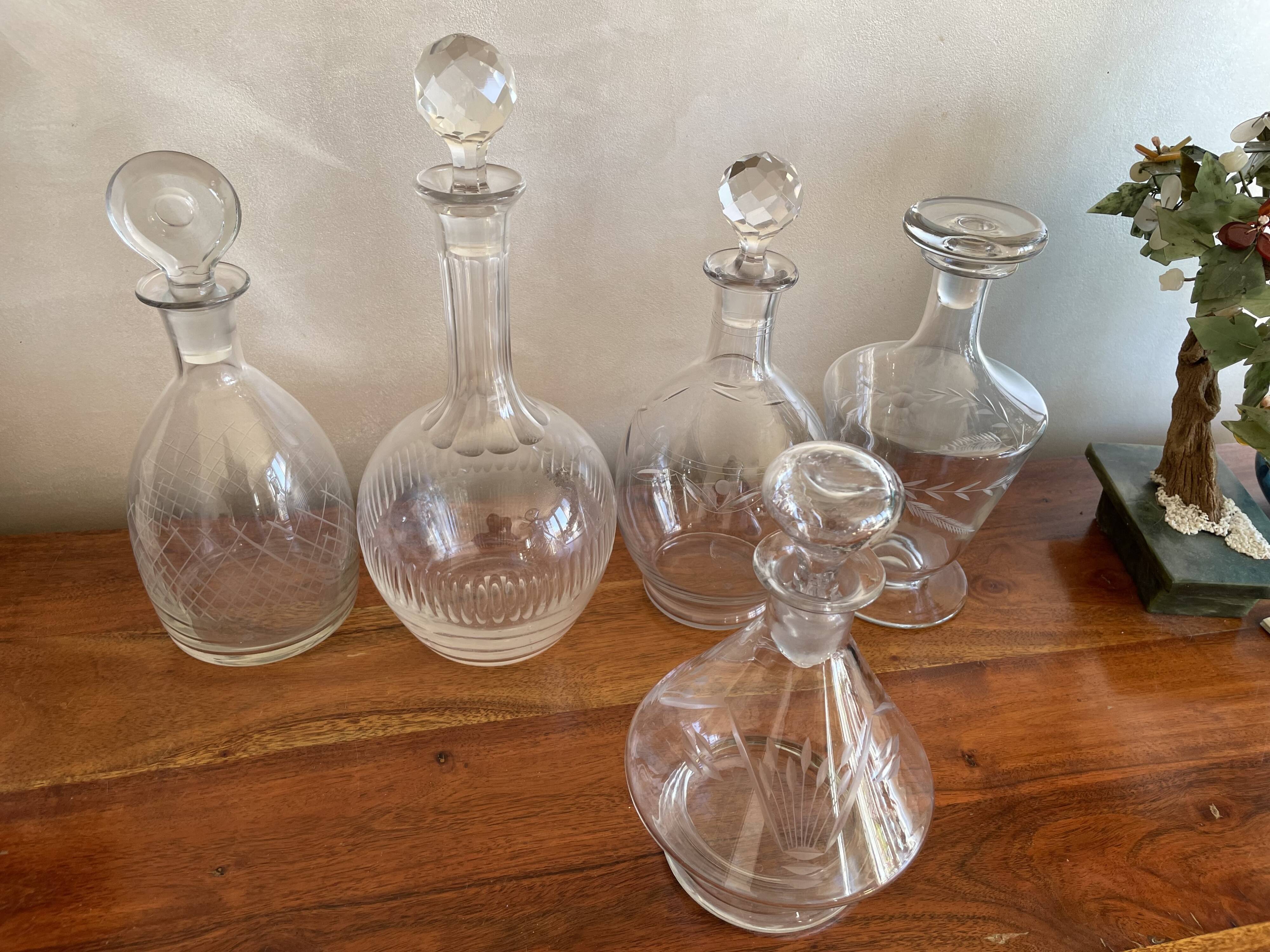 Lot 5 carafes en verre gravé