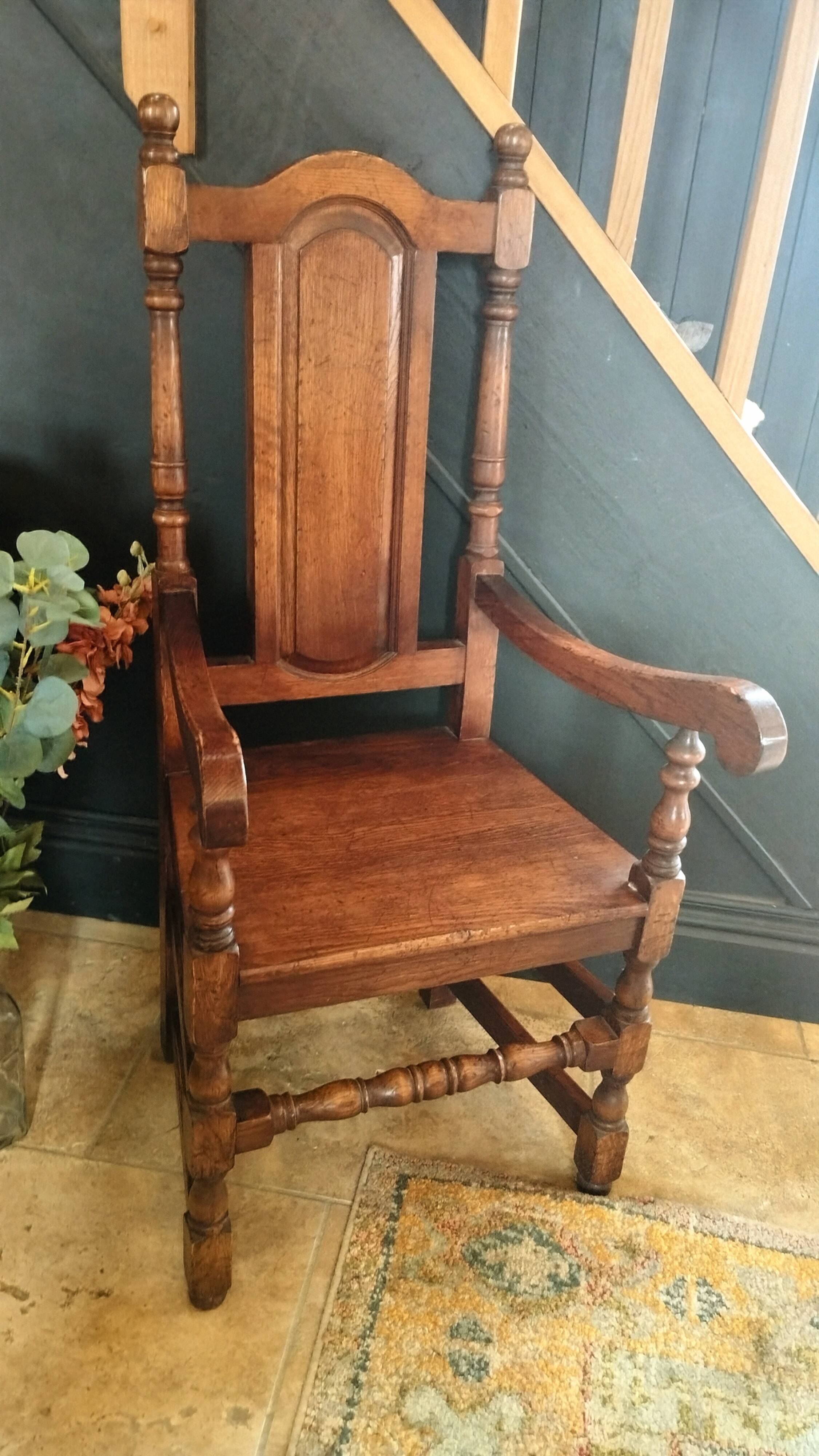 Paire de fauteuils en chêne massif patiné