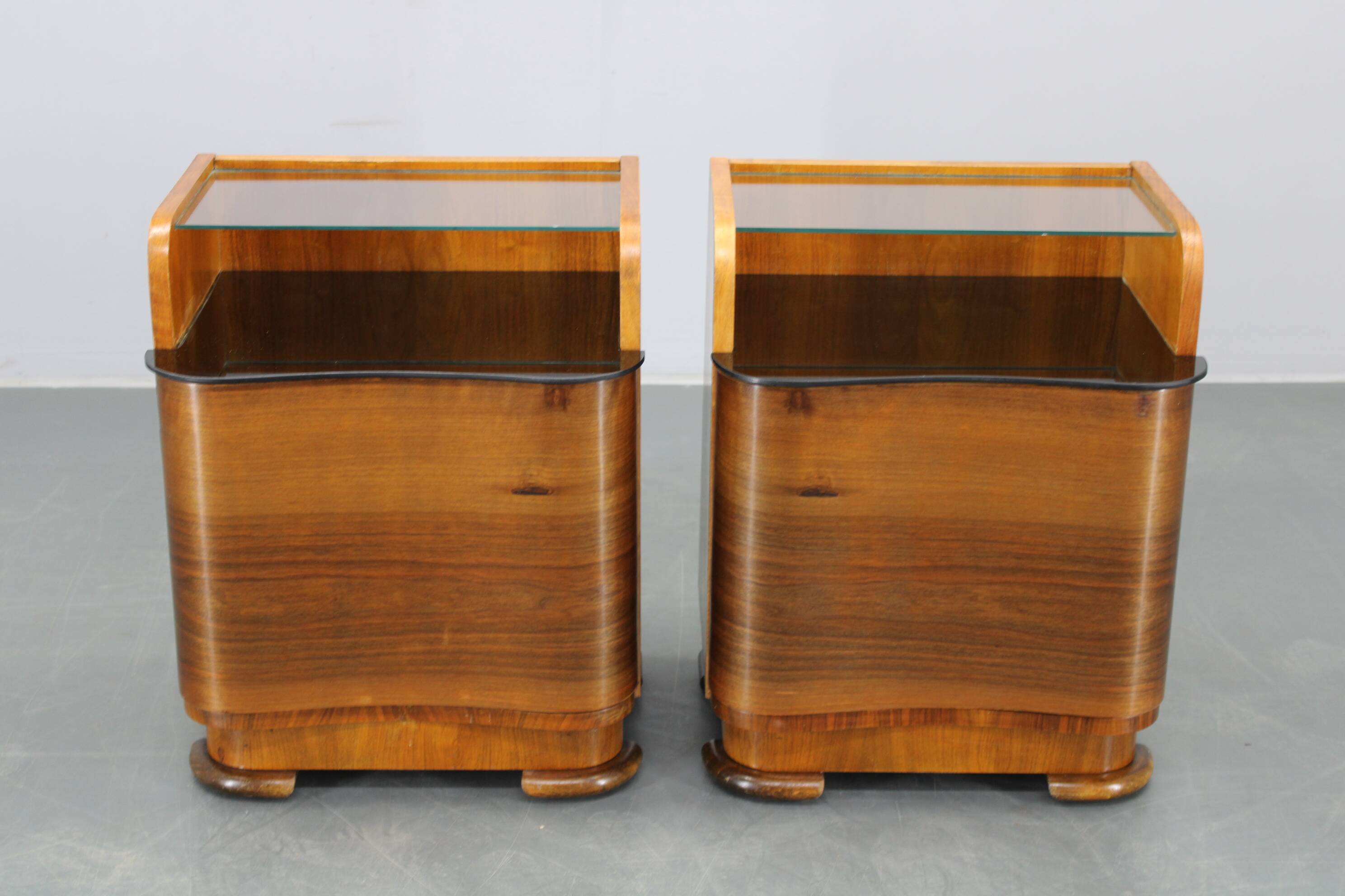 Paire de tables de chevet en noyer, Tchécoslovaquie années 1940