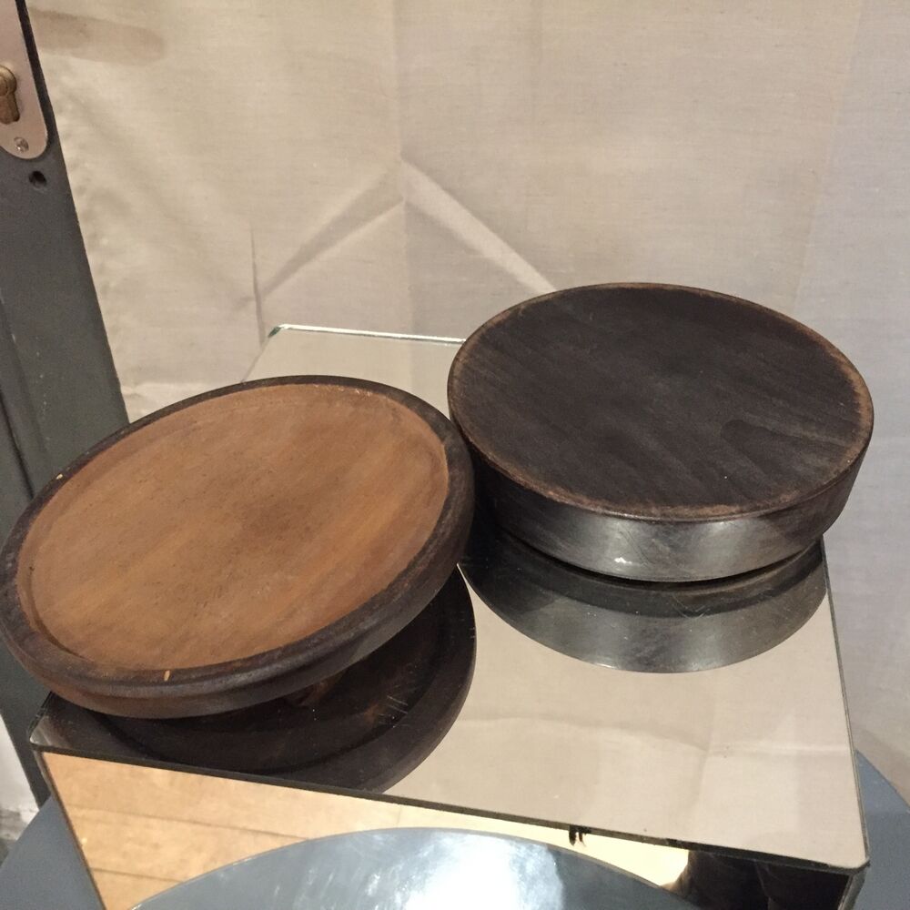 Boîte décorative en bois pomme de pin signée C Hauler