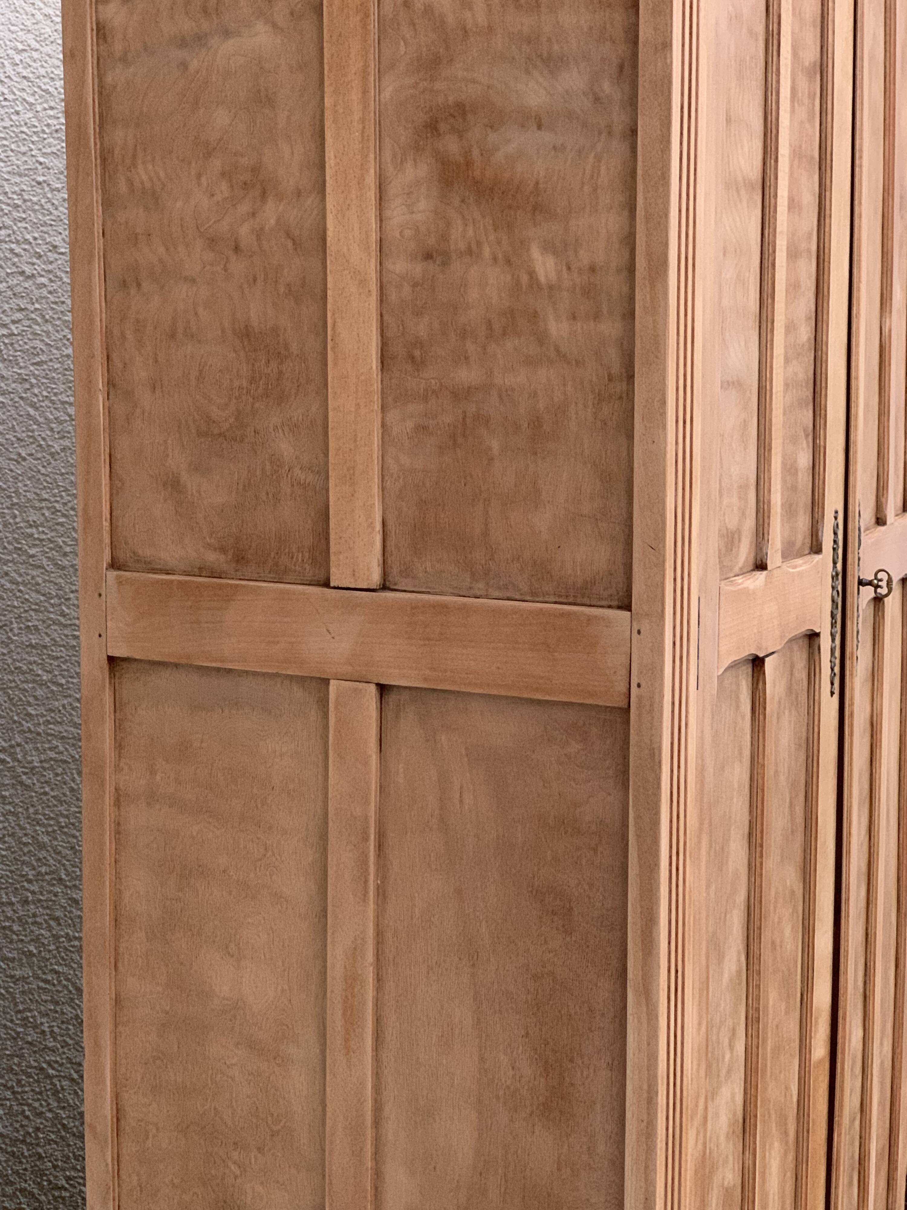 Armoire parisienne panneautée en bois brut, 1930