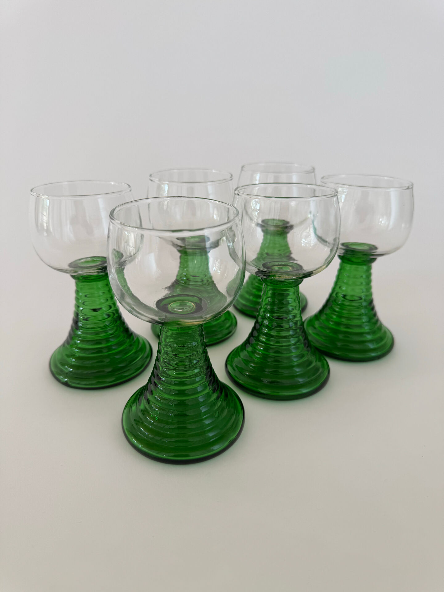Un ensemble de 6 verres à vin vintage MCM en forme de ruche verte.