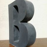 Lettre B ancienne en relief et en zinc