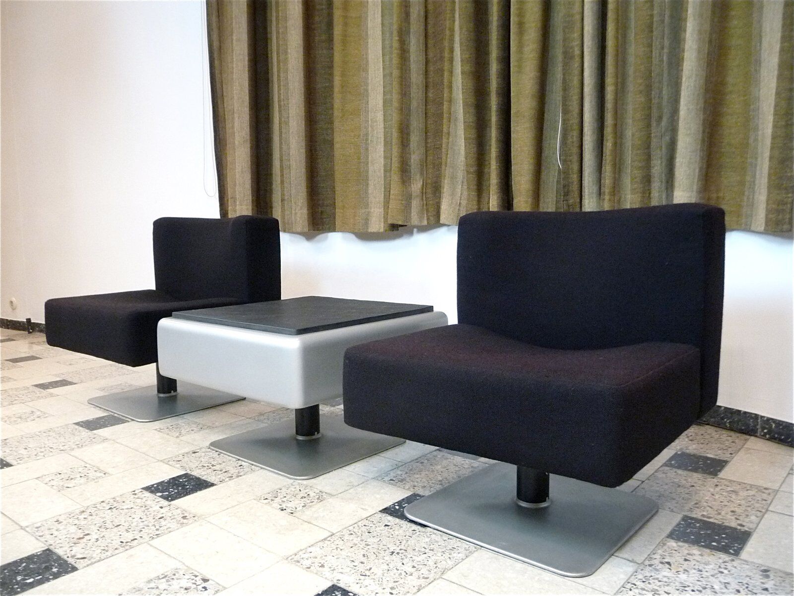 Chaises longues System 350 et table d'appoint par Herbert Hirche pour Mauser, 1974, ensemble de 3