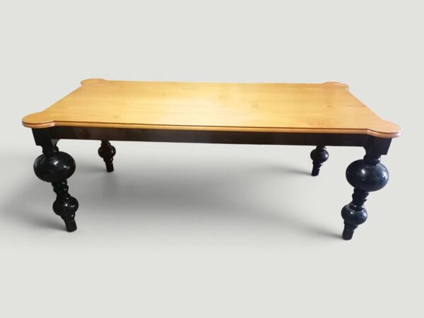 Grande table à manger design en bois clair et bois laqué noir. 2x1m
