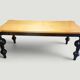Grande table à manger design en bois clair et bois laqué noir. 2x1m