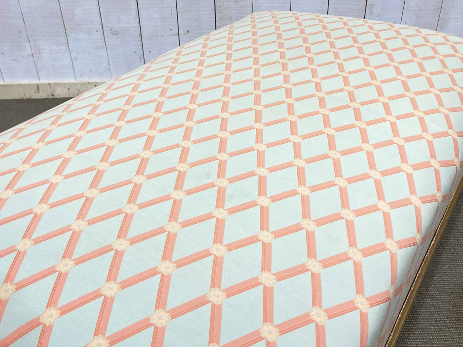 Lit de repos anglais début XXème en chêne, quelques tâches sur le tissu