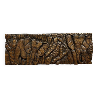 Afrique centrale XXeme : panneau en bois sculpté en bas-relief d'éléphants