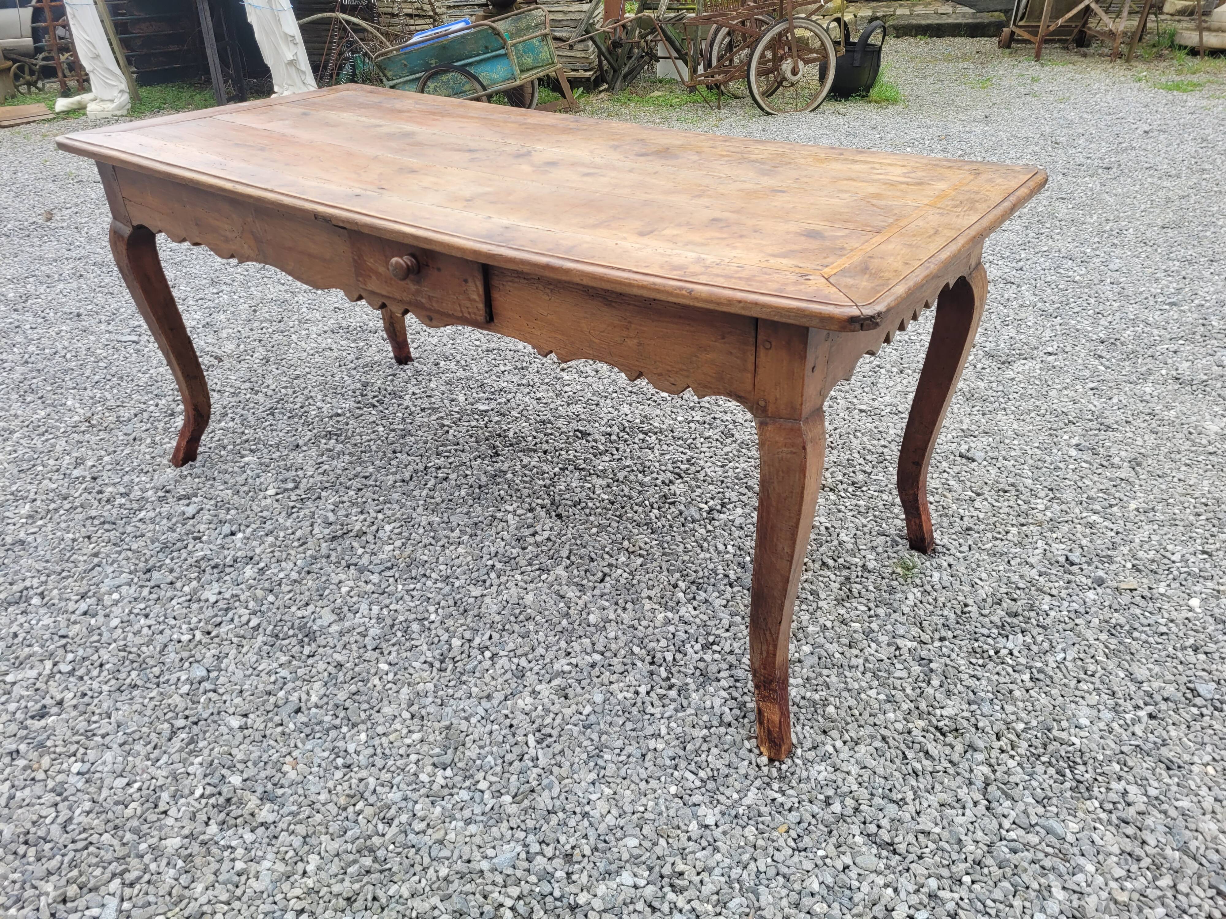 Table de ferme XVIIIème style Louis XV en merisier