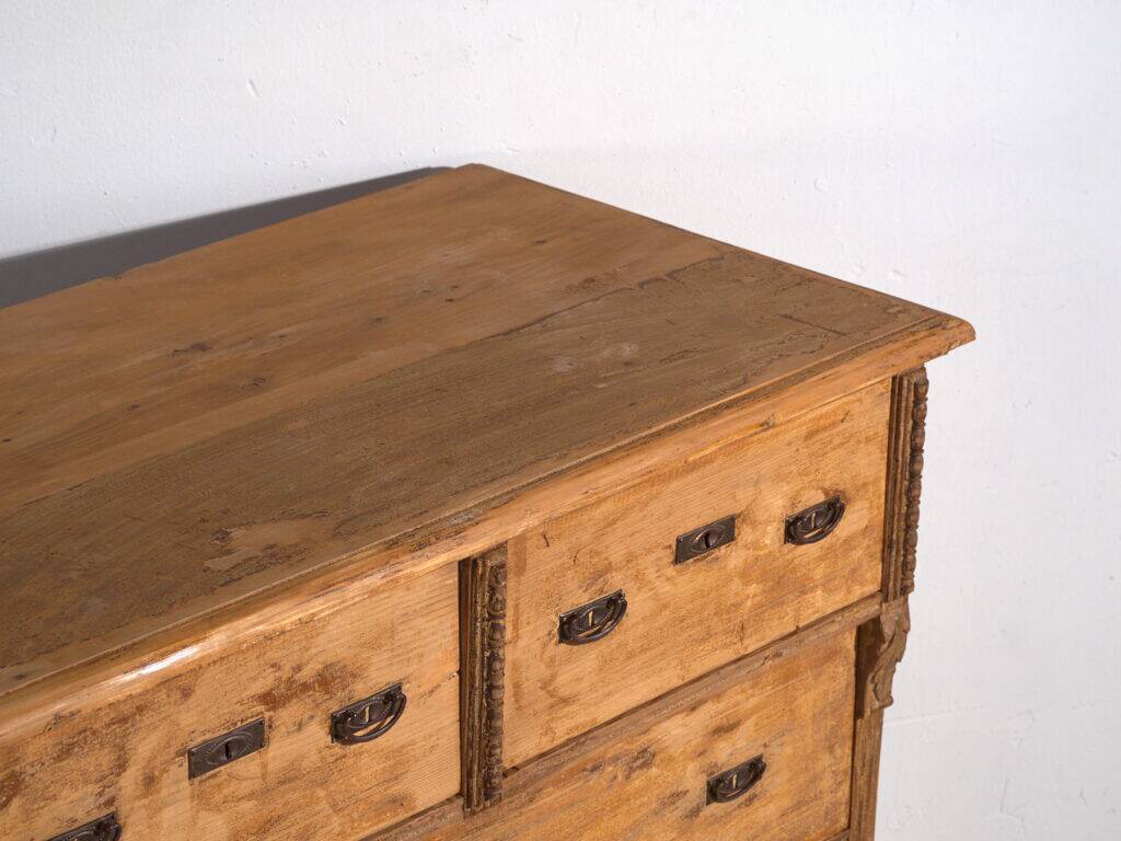 Commode ancienne en pin décapé – Meuble rustique européen primitif – circa