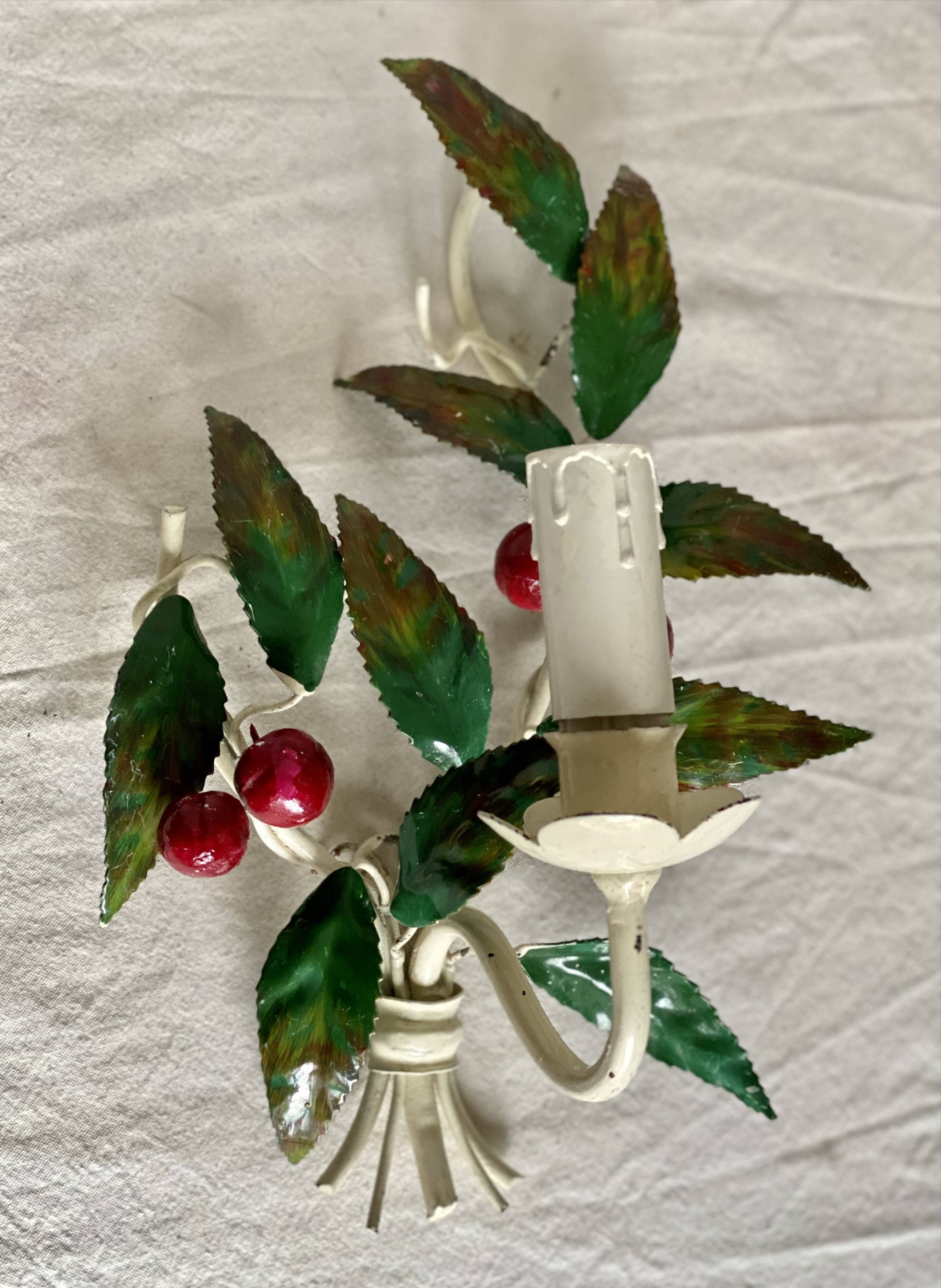 Pair of cherry metal wall lights, white and green, vintage 1970s.