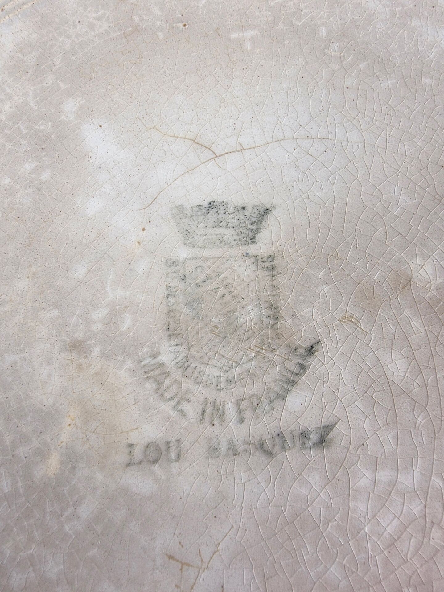 Round presentation plate Lou Basquez manufacture Saint-Amand