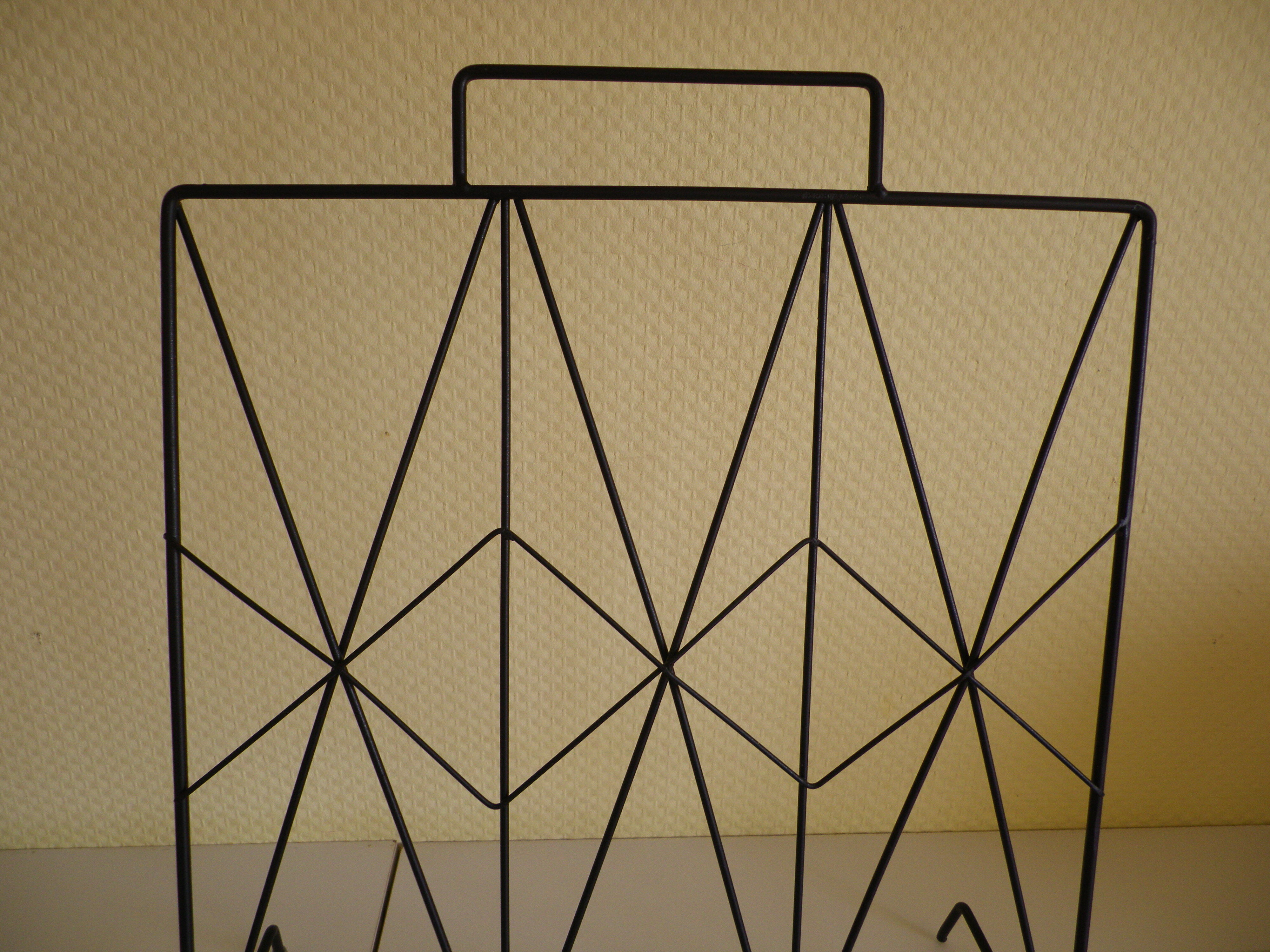 Magazines rack with very fine black metal geometric