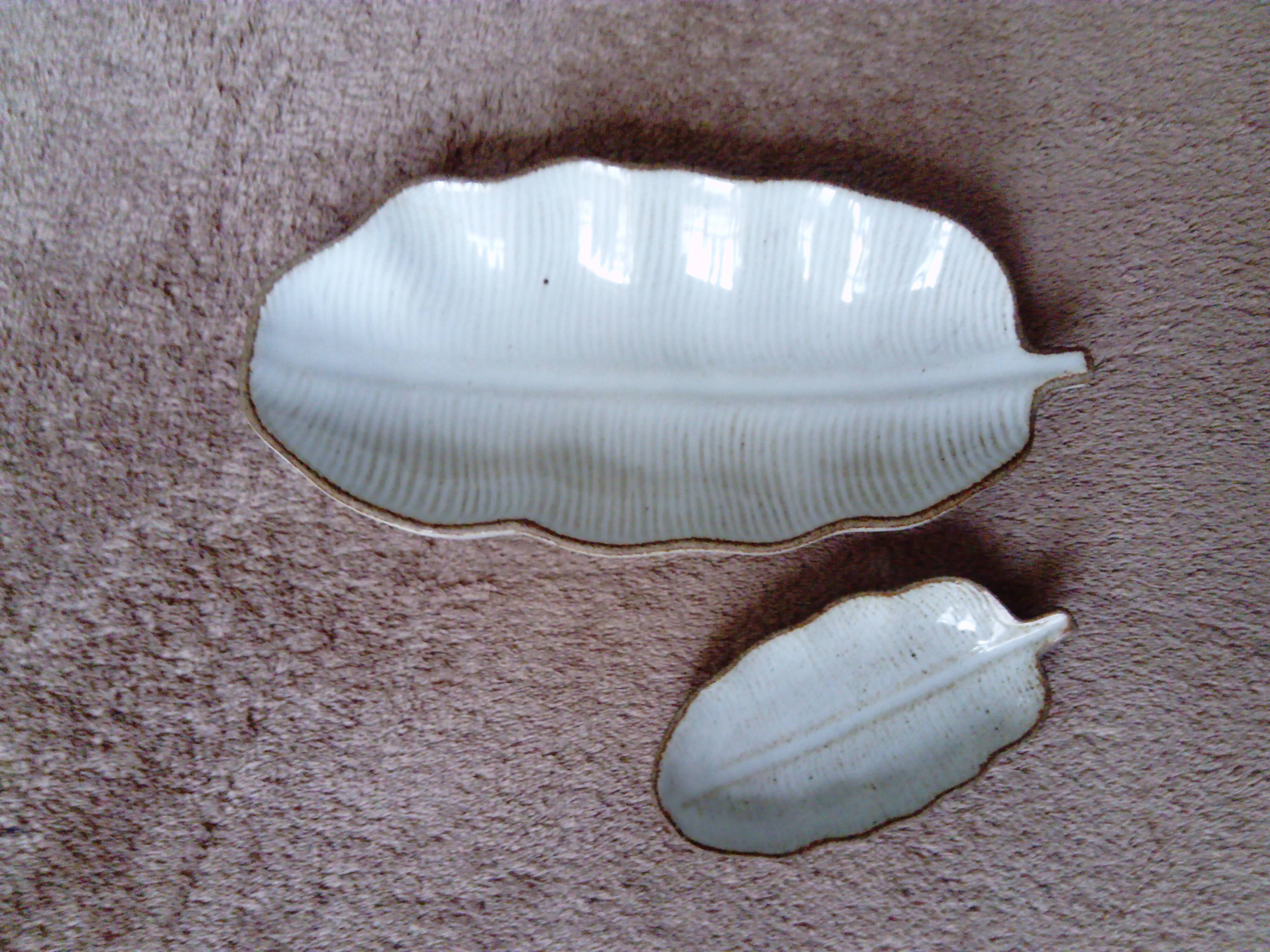 Banana leaf shaped barbotine dish and bowl