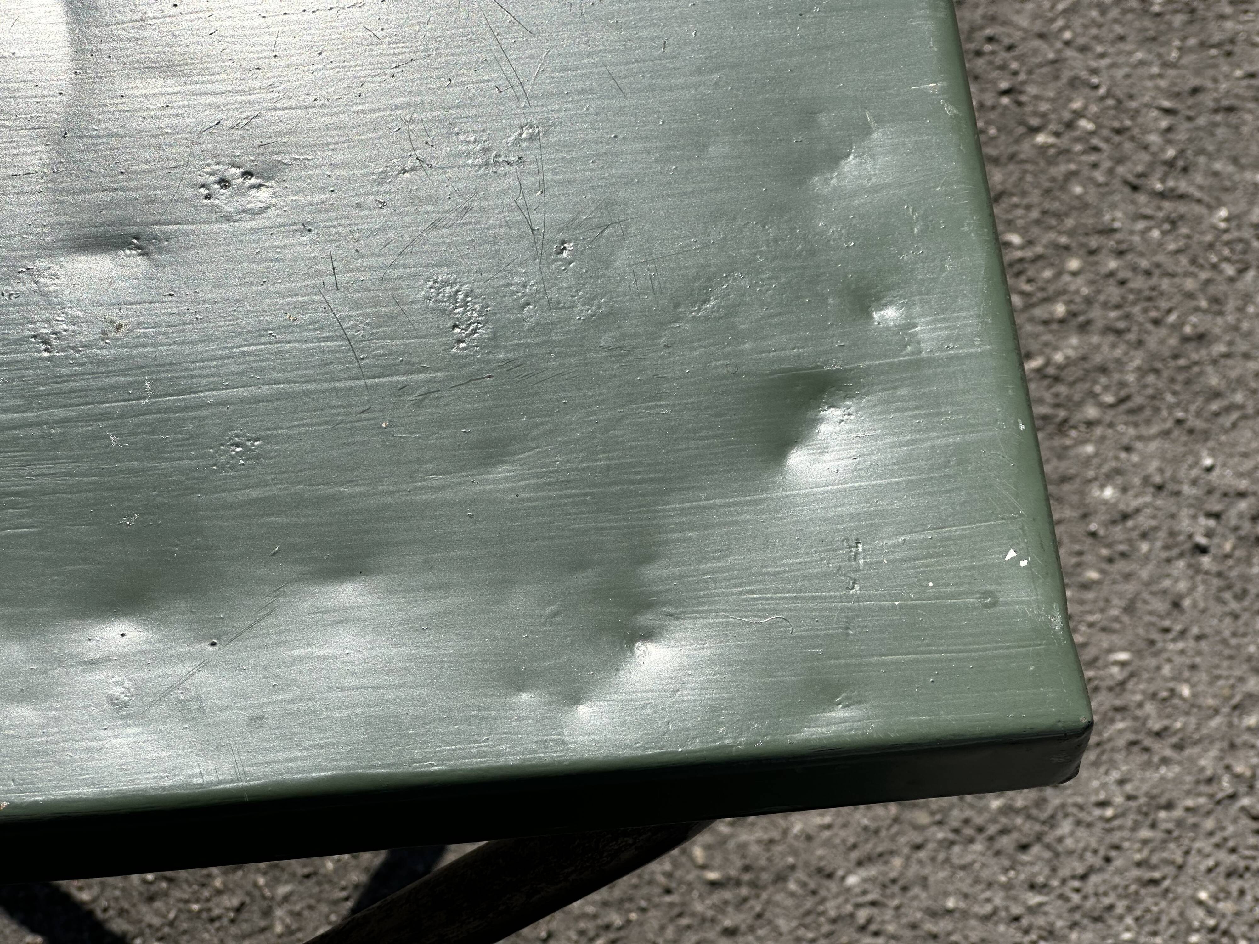 Table de jardin ou bistro pliante en tôle kaki début années 50