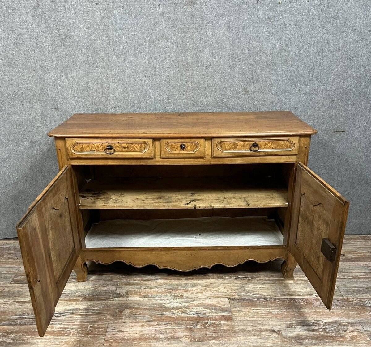 Louis XV period Bressan sideboard in walnut and elm burl, 18th century