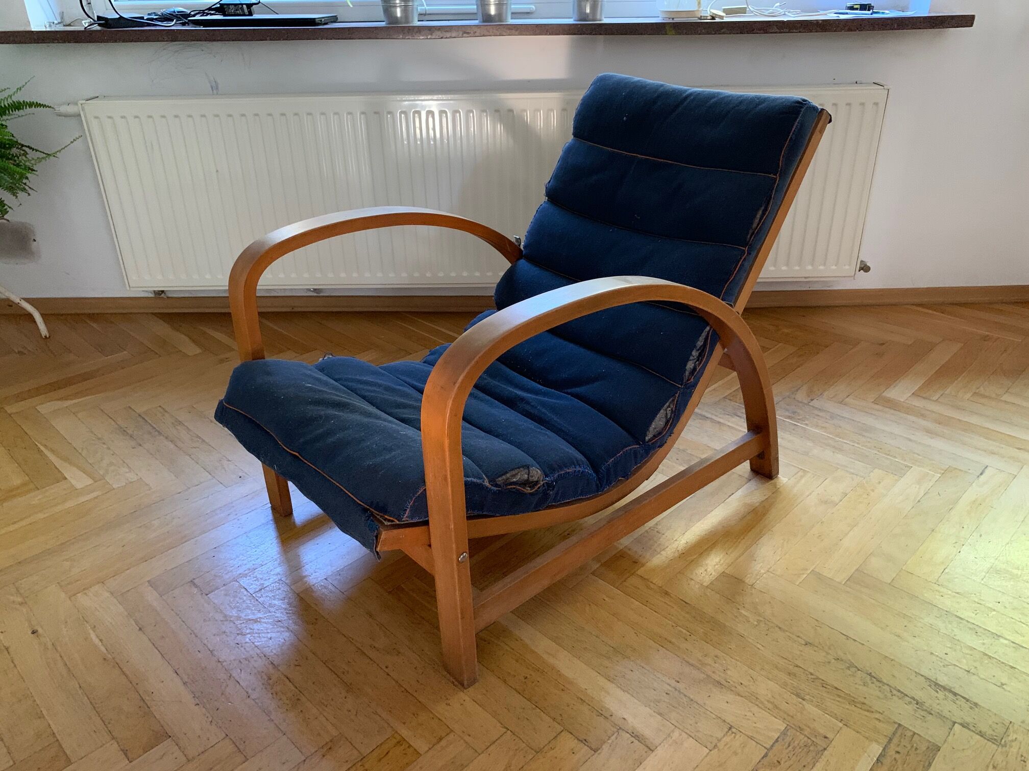 Fauteuil Jindrich Halabala en bois et canne, années 1930