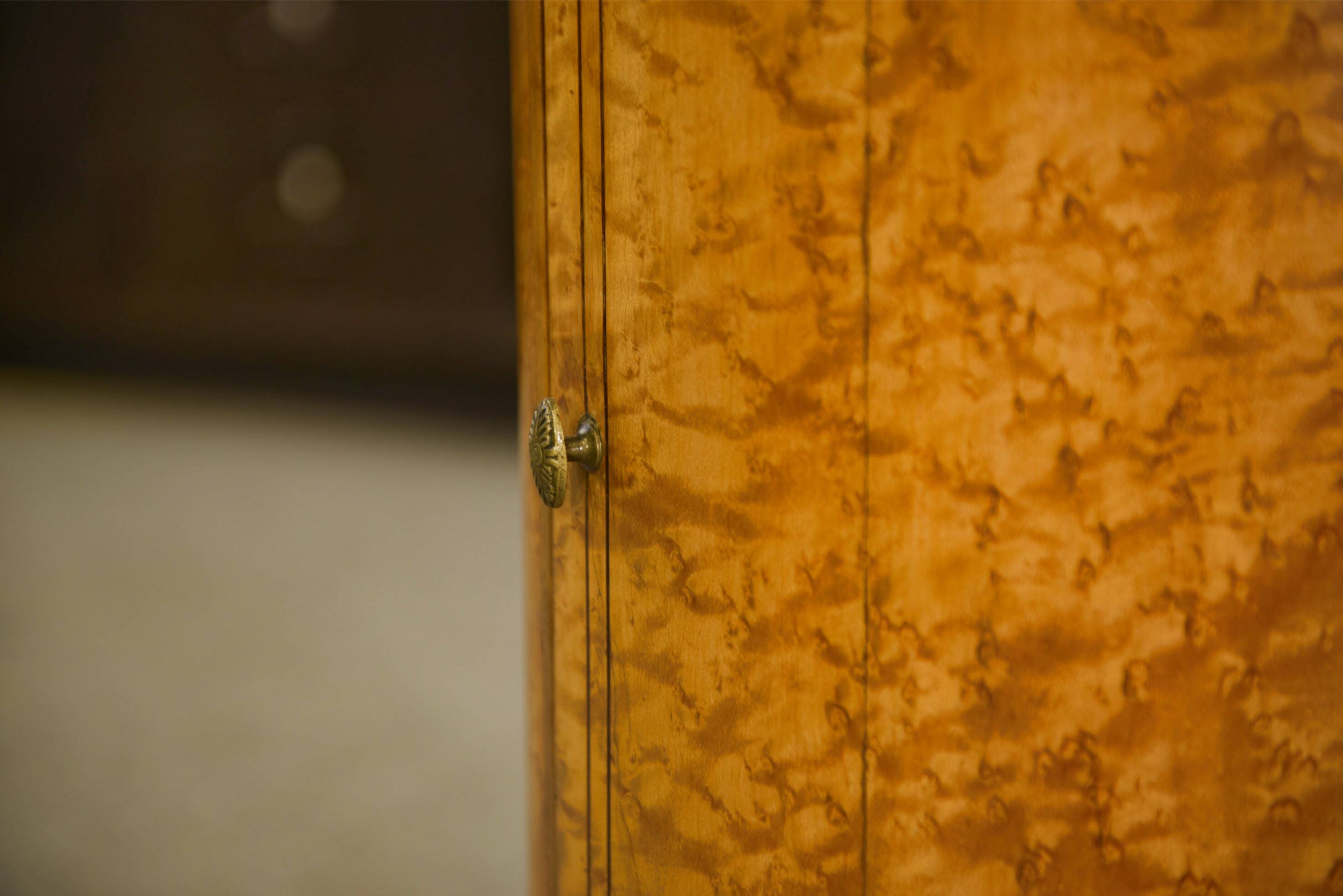 Empire gueridon in mottled maple with a blue stone top, 19th century.